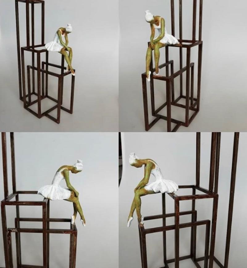 White Swan è una scultura in bronzo con patina bianca, collegata a una base in acciaio. L'edizione è di 50 copie. Questa scultura può essere appoggiata su una mensola o appesa alla parete.  Questa scultura fa parte della serie Ballet di Joan