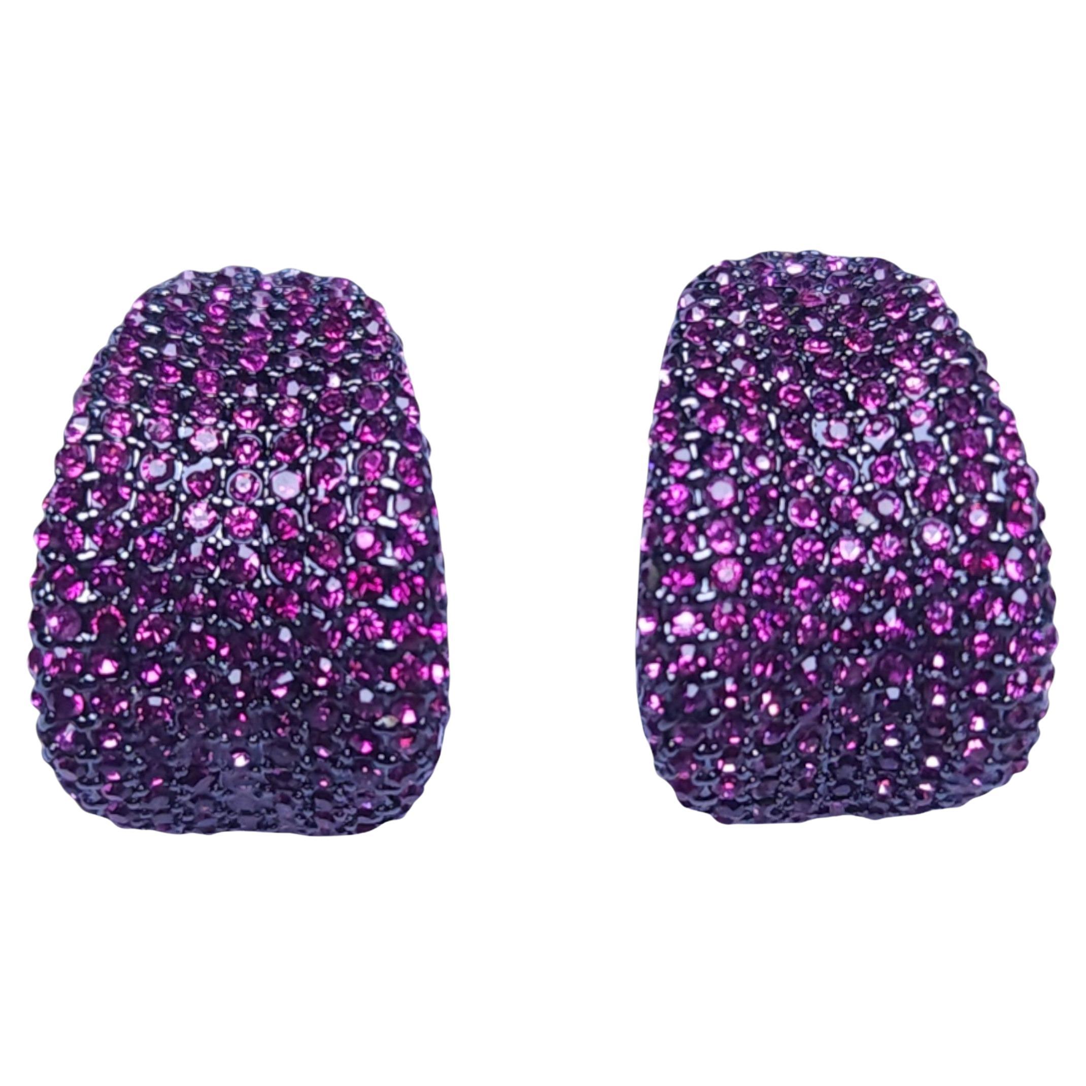 Joan Boyce Pendientes Ombre de cristal rosa y morado chapados en rodio negro