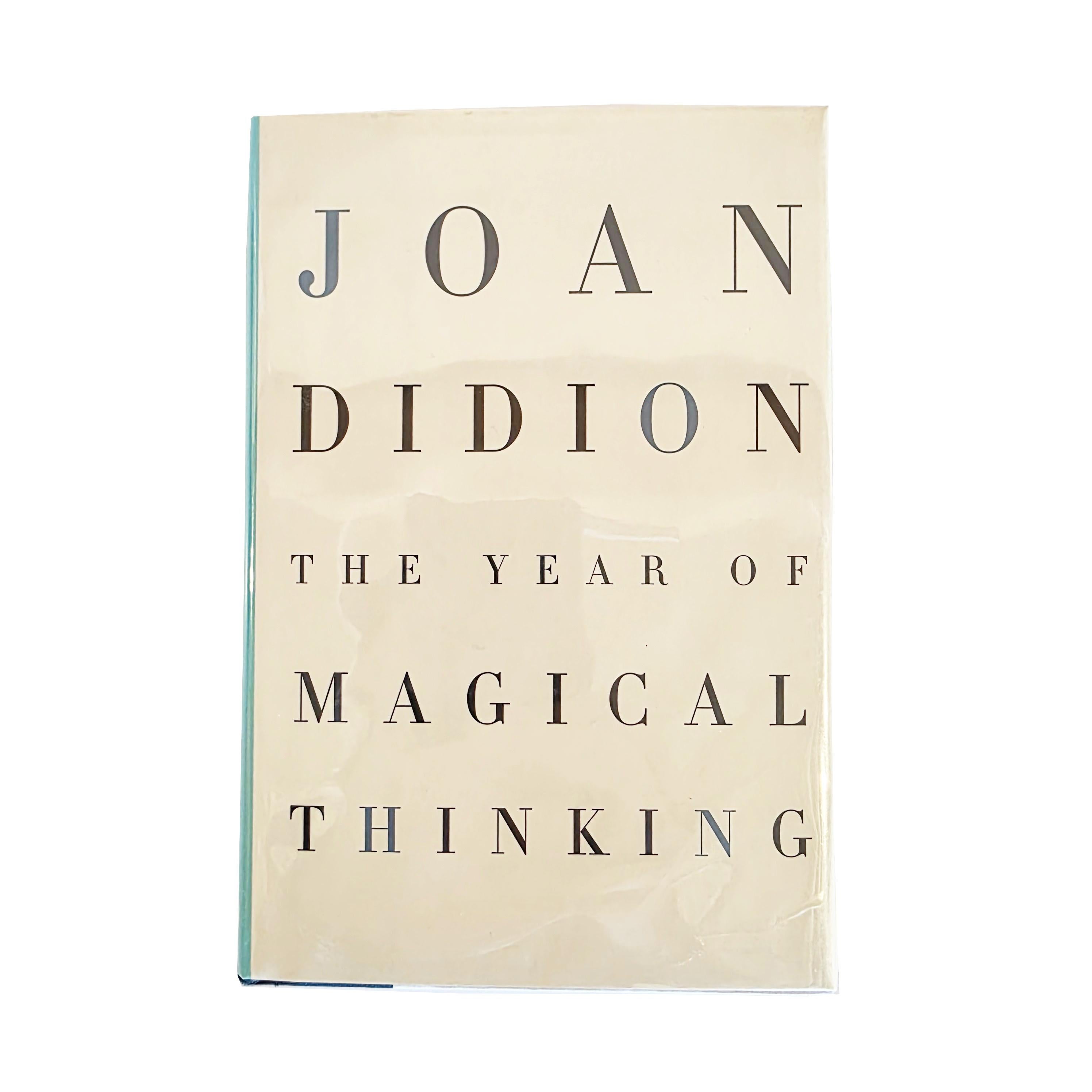 De la collection personnelle de la première édition du célèbre auteur de mémoires Augusten Burroughs provient cet exemplaire intact des mémoires emblématiques de Joan Didion, L'année de la pensée magique. Le livre est protégé par une pochette en