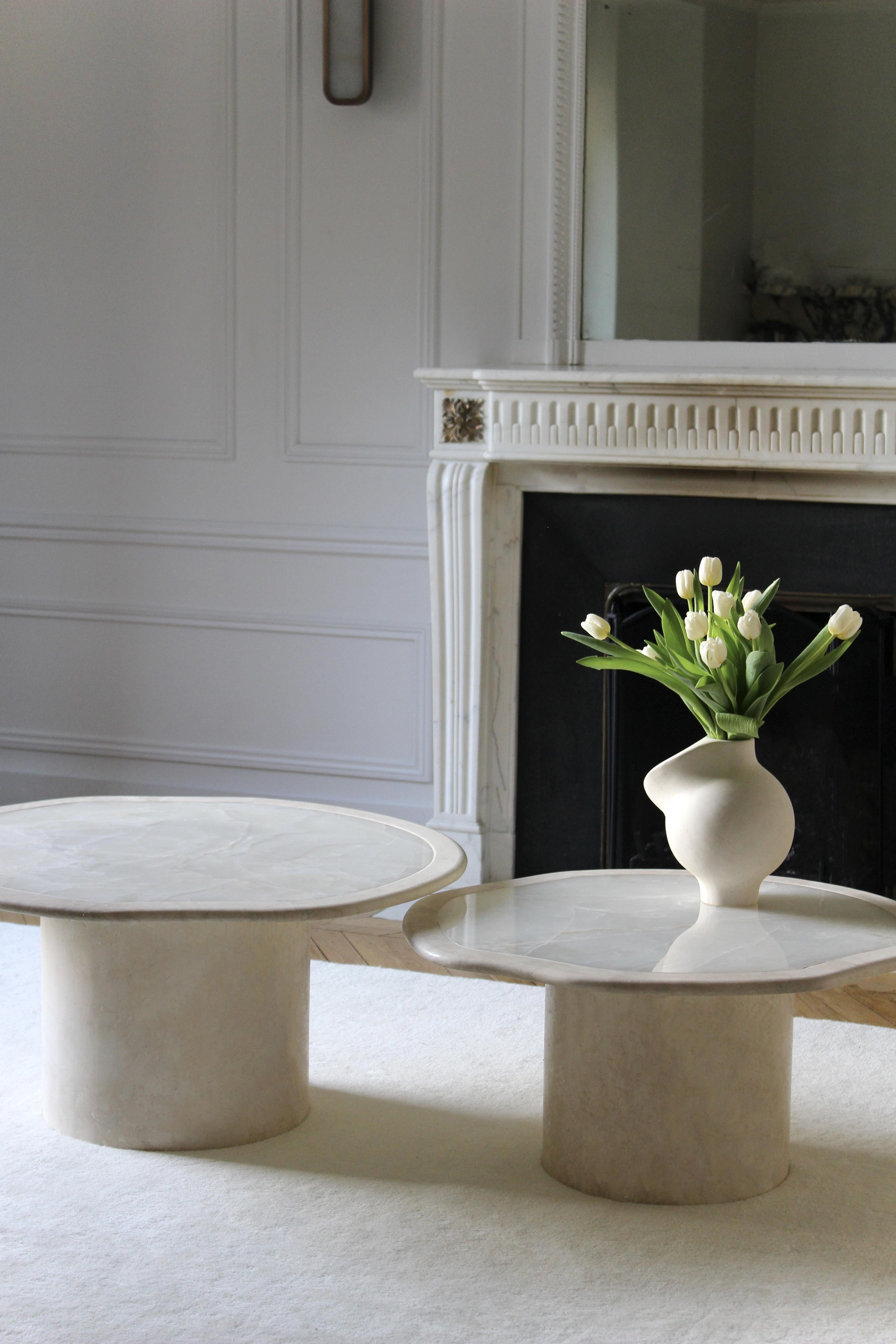 italien Tables basses Joan duo travertin et onyx blanc en vente