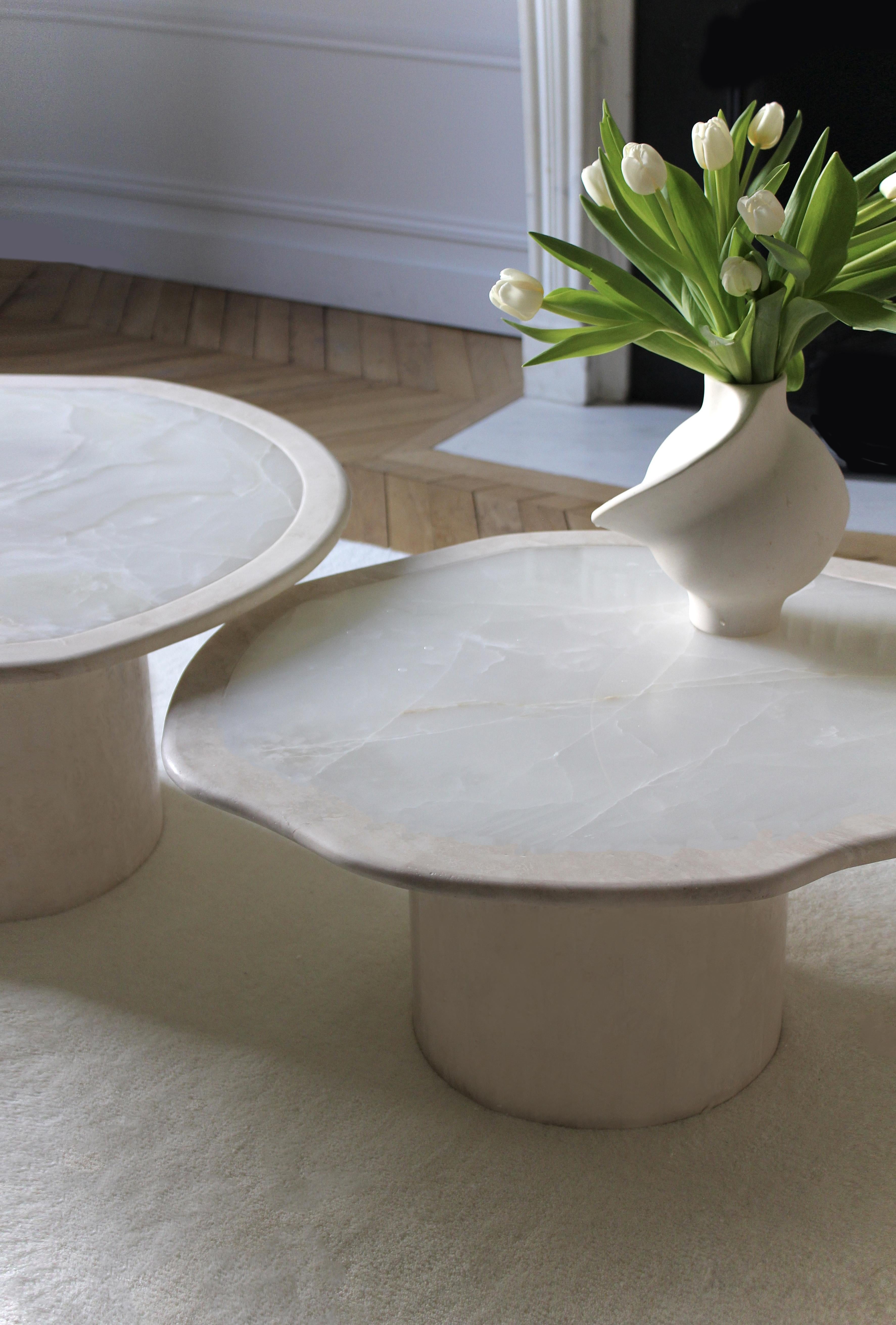 Tables basses Joan duo travertin et onyx blanc Neuf - En vente à dubai, AE