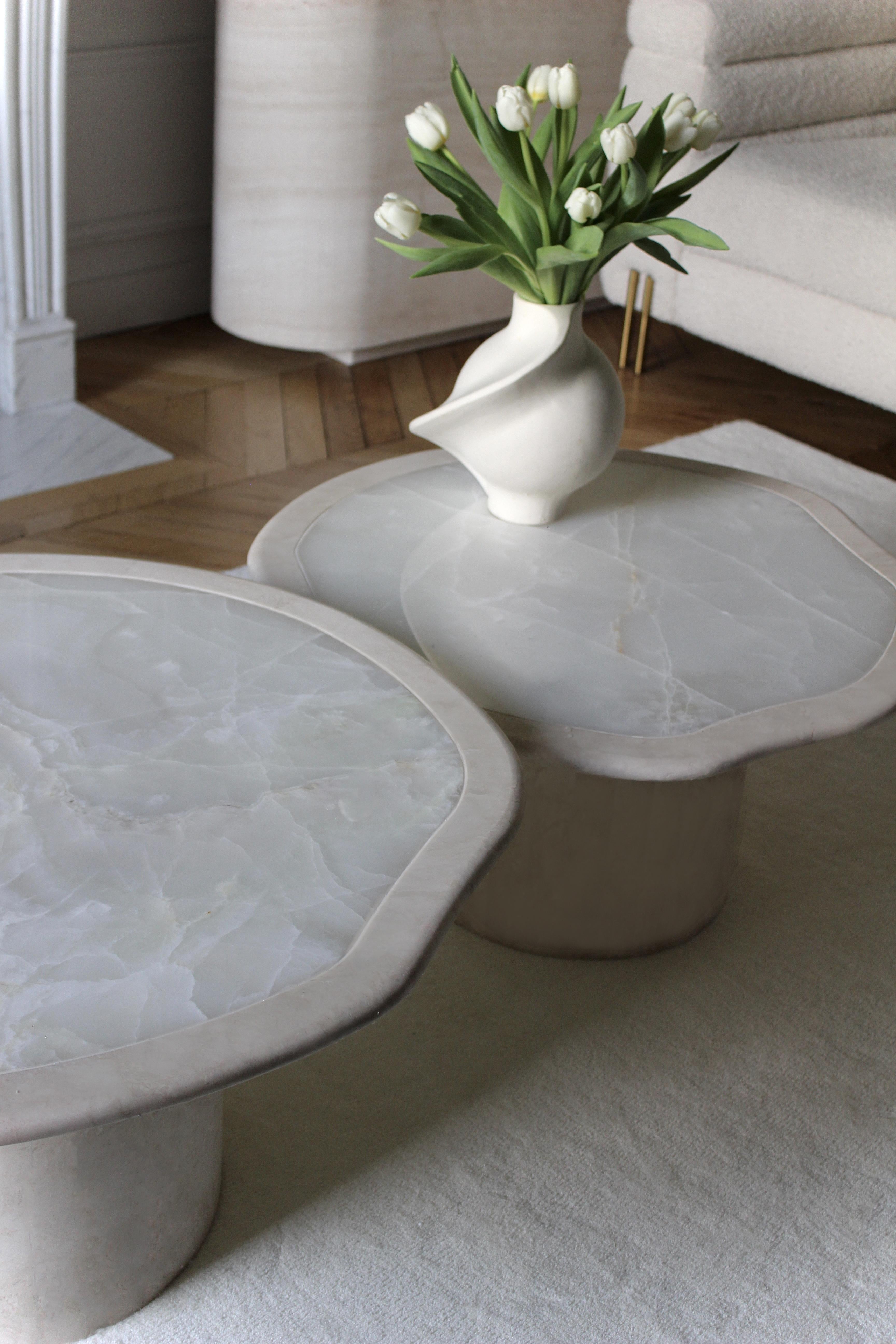 XXIe siècle et contemporain Tables basses Joan duo travertin et onyx blanc en vente