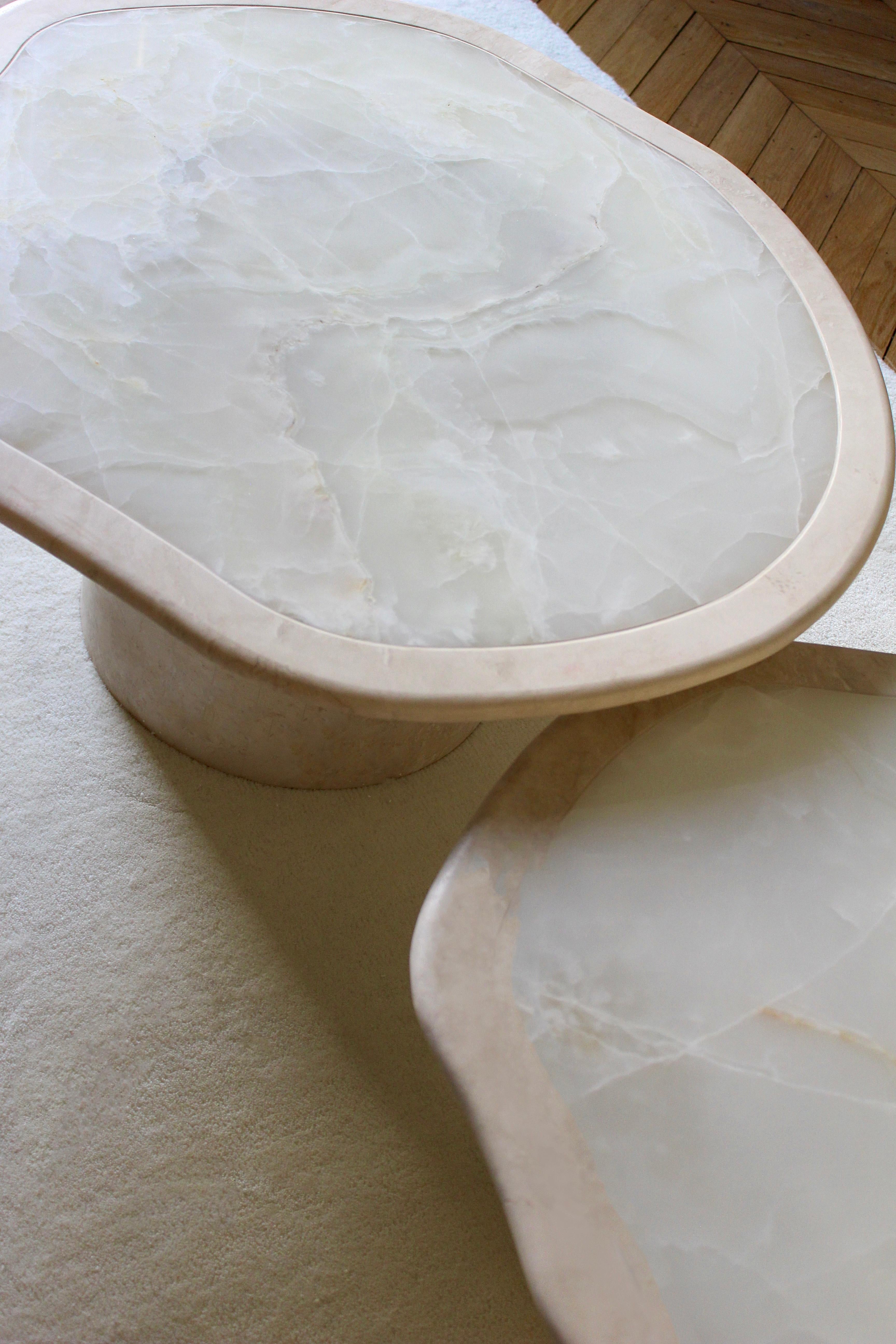 Onyx Tables basses Joan duo travertin et onyx blanc en vente