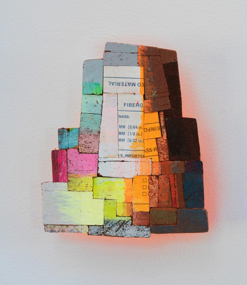 Joan Grubin Abstract Sculpture – Detritus #49, Acryl auf gepresstem Holz, abstrakte neonfarbene Wandskulptur 2022