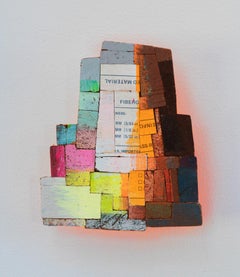 Detritus #49, Acryl auf gepresstem Holz, abstrakte neonfarbene Wandskulptur 2022