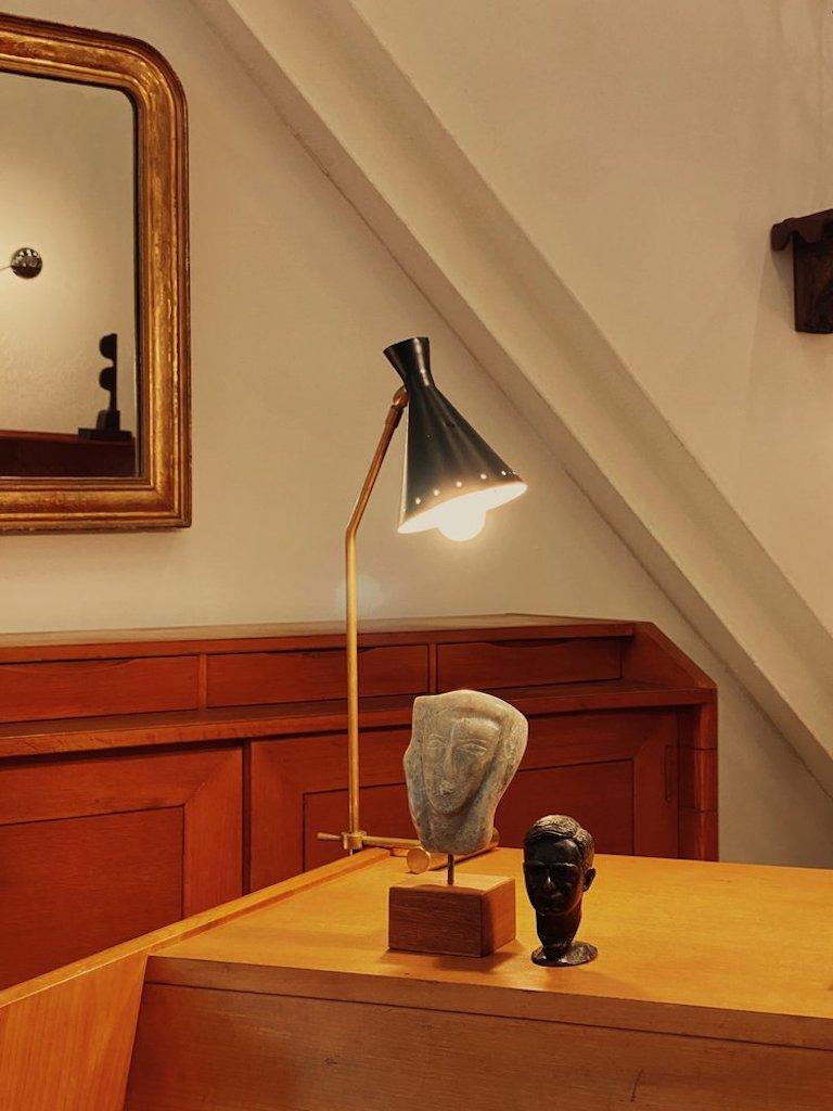 Questa scultura di testa in pietra scolpita di Joan H. Shapiro è firmata dall'artista A. Shapiro, il cui lavoro consisteva principalmente in dipinti, disegni, sculture e collage. Il suo lavoro è moderno e lirico.

