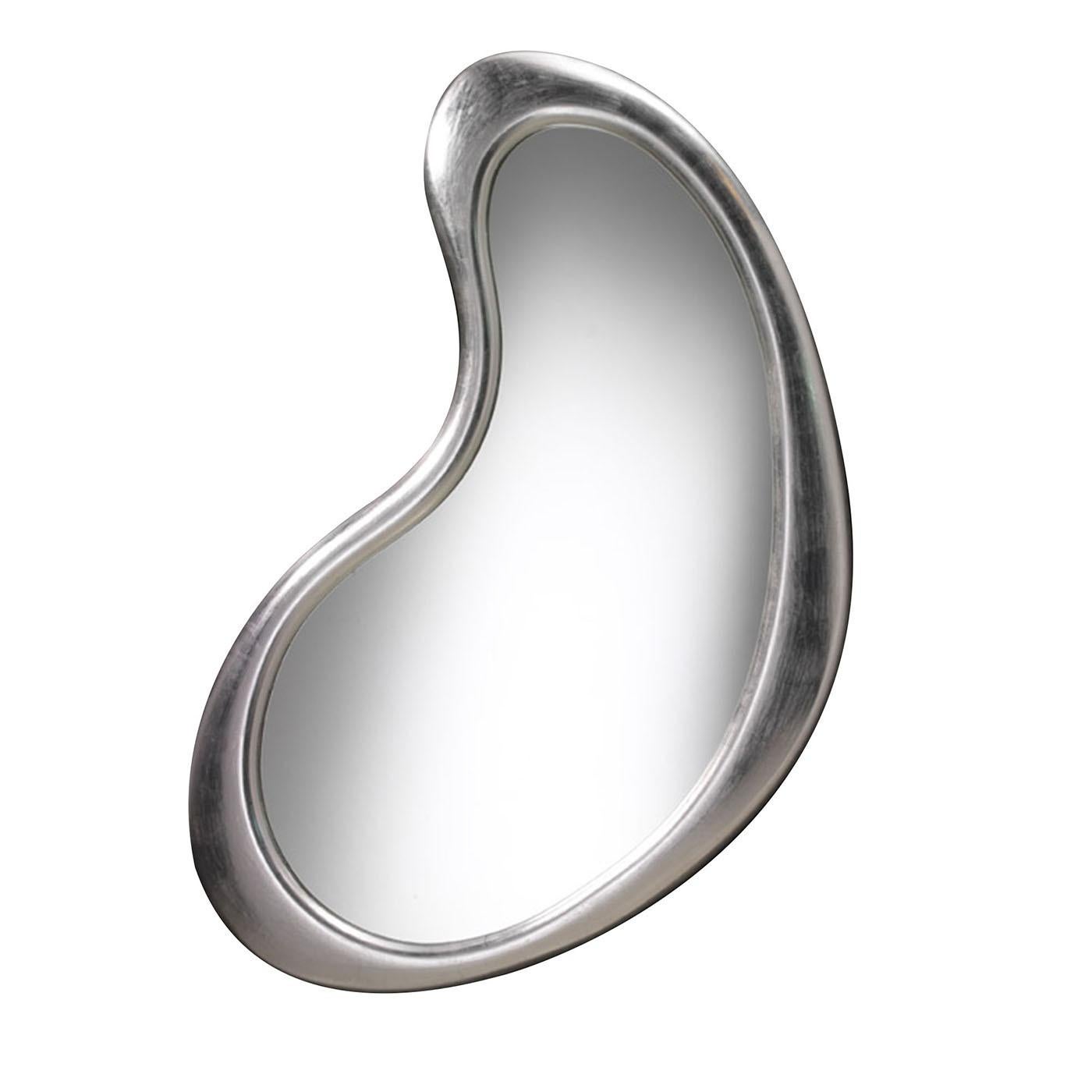 Profili sinuosi che tracciano i contorni di un'accattivante Silhouette & Profiles definiscono questo elegante specchio da parete di inconfondibile ispirazione contemporanea. Realizzata in MDF, la struttura è nobilitata da un lussuoso rivestimento in