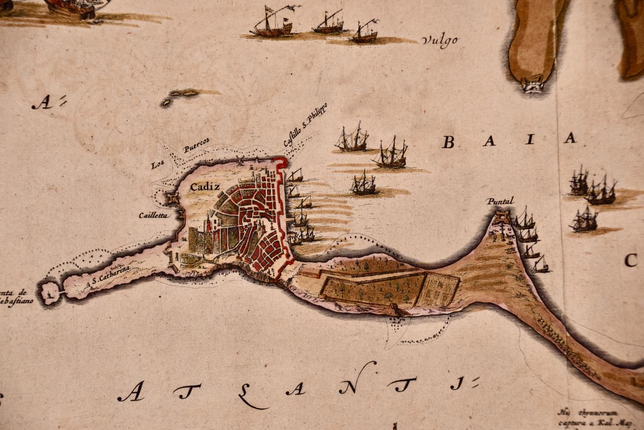 L'île de Cadiz : une carte du 17e siècle encadrée et colorée à la main de Blaeu's Atlas Major - Marron Print par Joan (Johannes) Blaeu