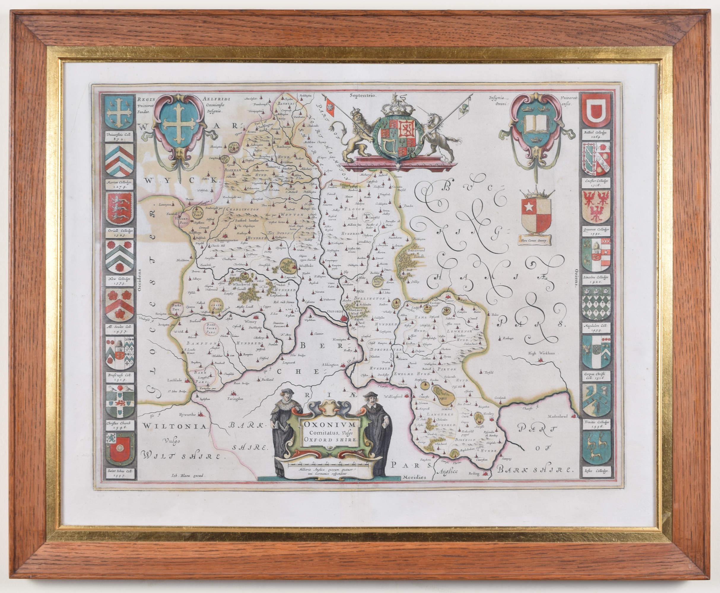 Landscape Print Joan (Johannes) Blaeu - Carte de l'Oxfordshire par Joan Blaeu avec des écussons d'université