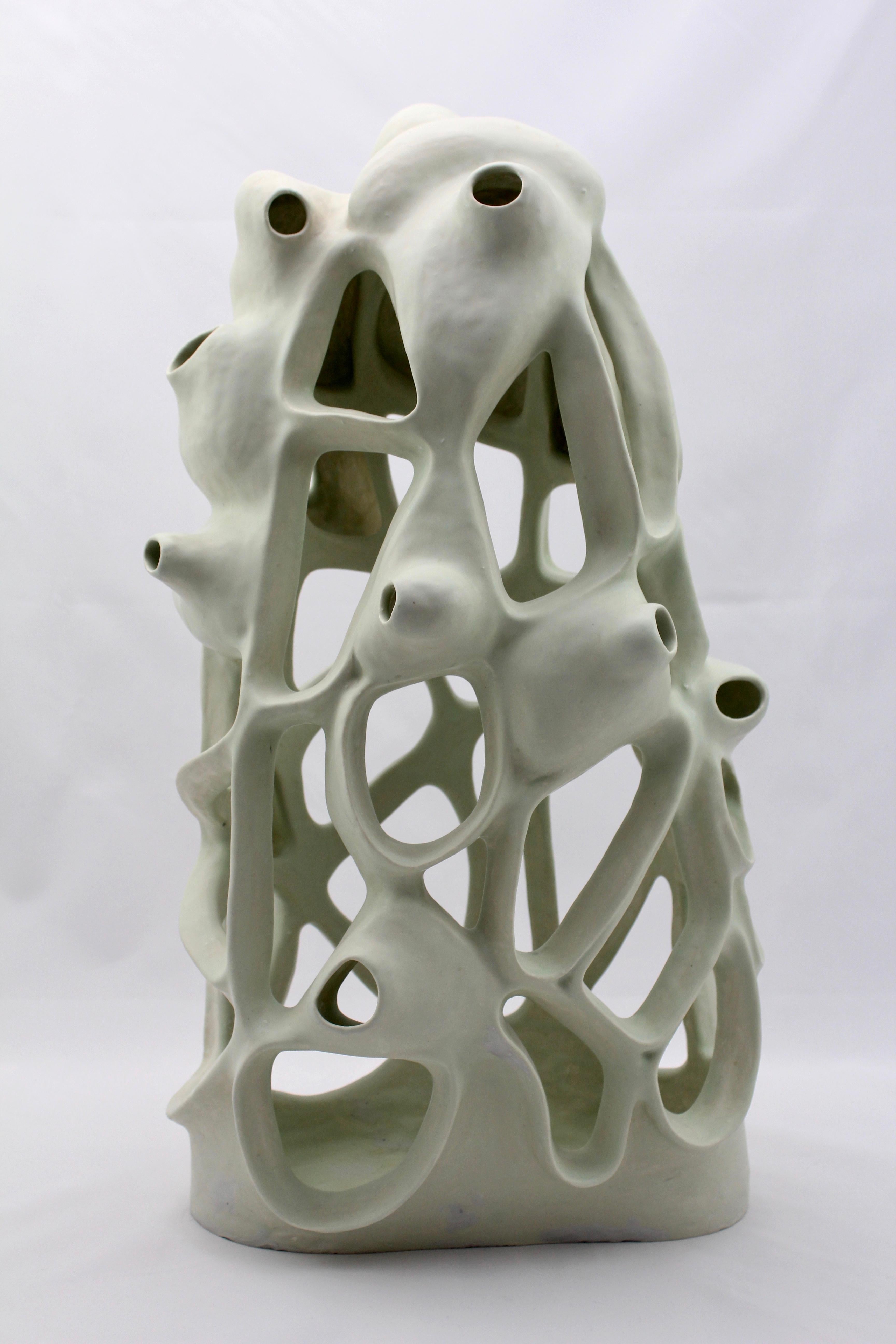 Joan Lurie Abstract Sculpture – Abstrakte geometrische, organische, blassgrn glasierte Porzellanskulptur ohne Titel #1