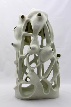 Abstrakte geometrische, organische, blassgrn glasierte Porzellanskulptur ohne Titel #1 