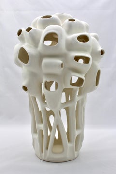 Ohne Titel #3 – abstrakte geometrische, organische, weiß glasierte Porzellanskulptur ohne Titel 