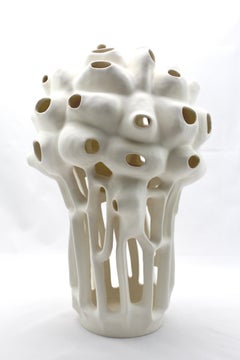 Ohne Titel #6 – abstrakte geometrische, organische, weiß glasierte Porzellanskulptur ohne Titel 
