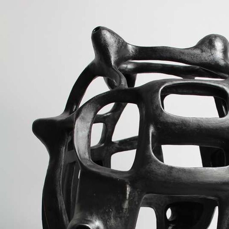 VO5 - Sculpture gomtrique sur pied en porcelaine noire  en vente 1