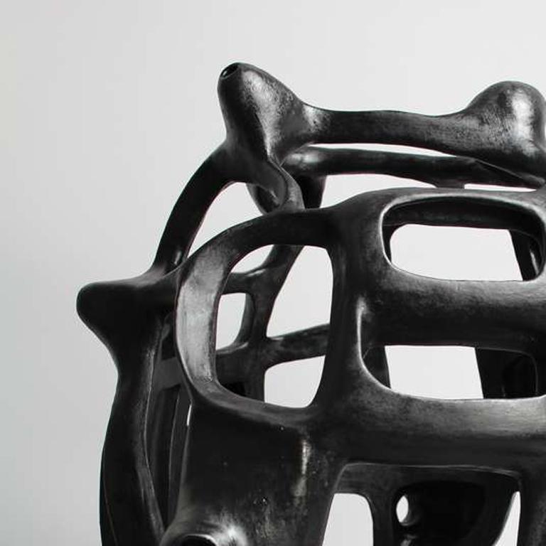 VO5 - Escultura geométrica exenta de porcelana negra - Sculpture Contemporáneo de Joan Lurie