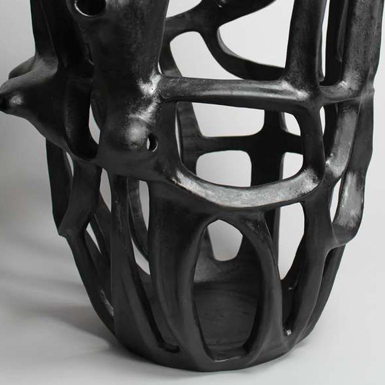 VO5 - Sculpture gomtrique sur pied en porcelaine noire  en vente 2
