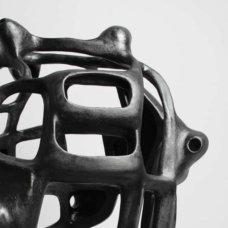 VO5 - Sculpture gomtrique sur pied en porcelaine noire  en vente 3
