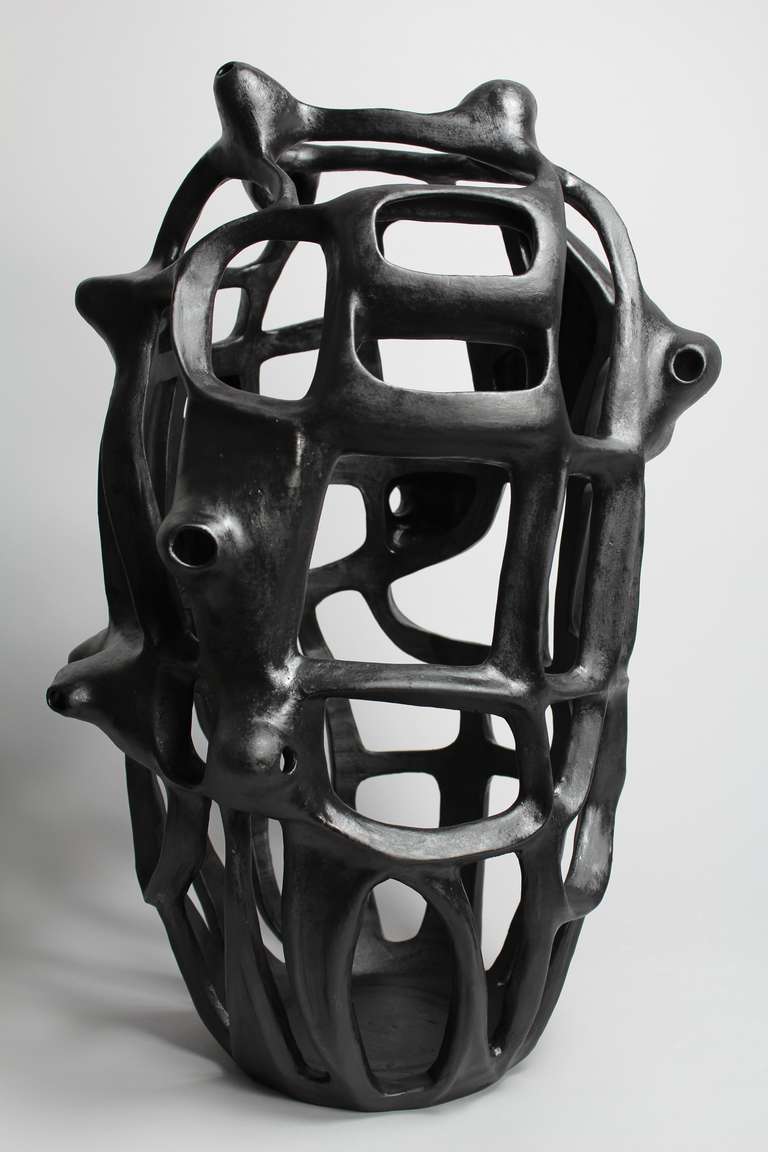 VO5 - Escultura geométrica exenta de porcelana negra - Sculpture de Joan Lurie