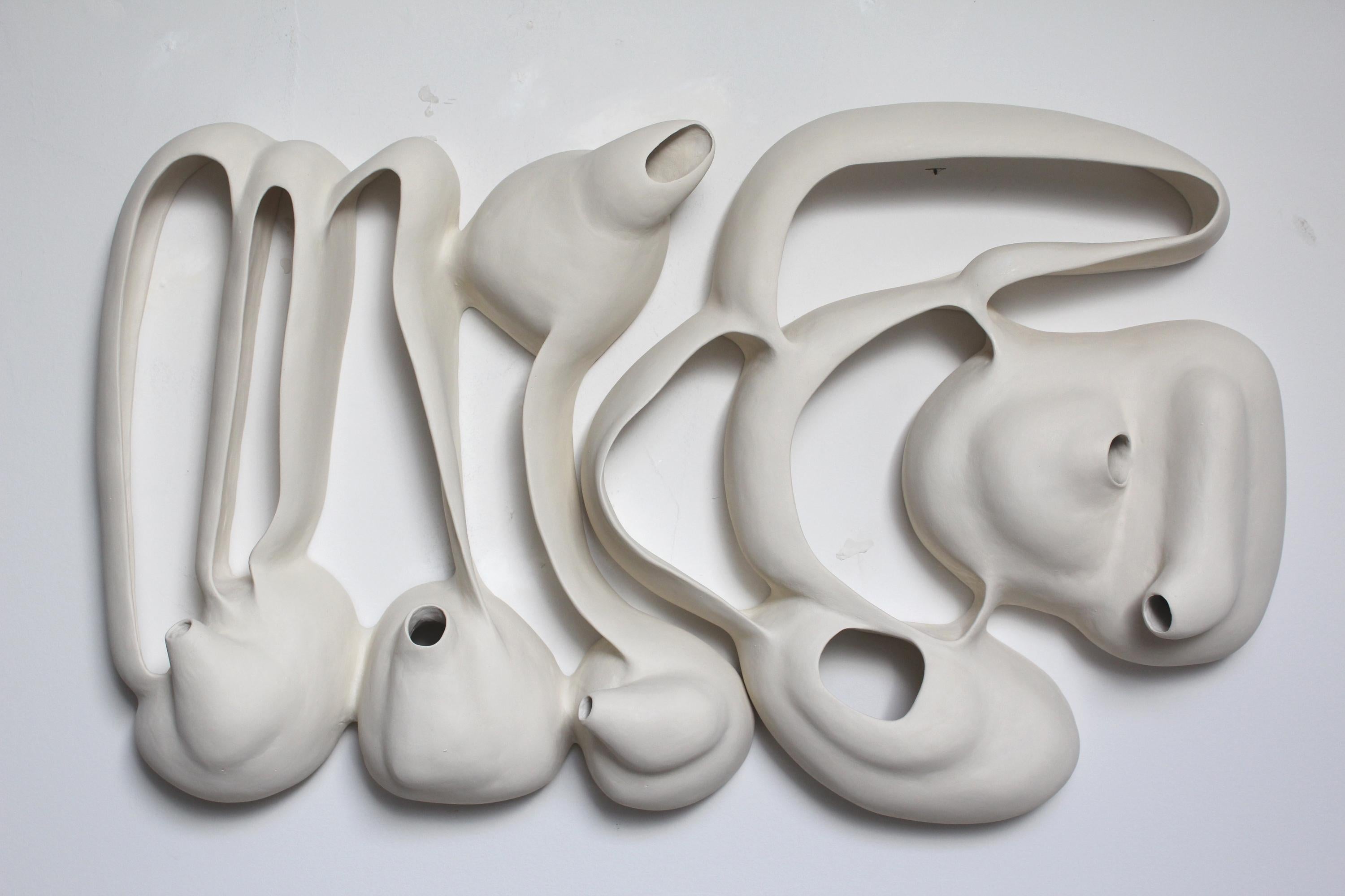 242- Sculpture murale de style organique, géométrique et abstraite en porcelaine blanche  - Art de Joan Lurie