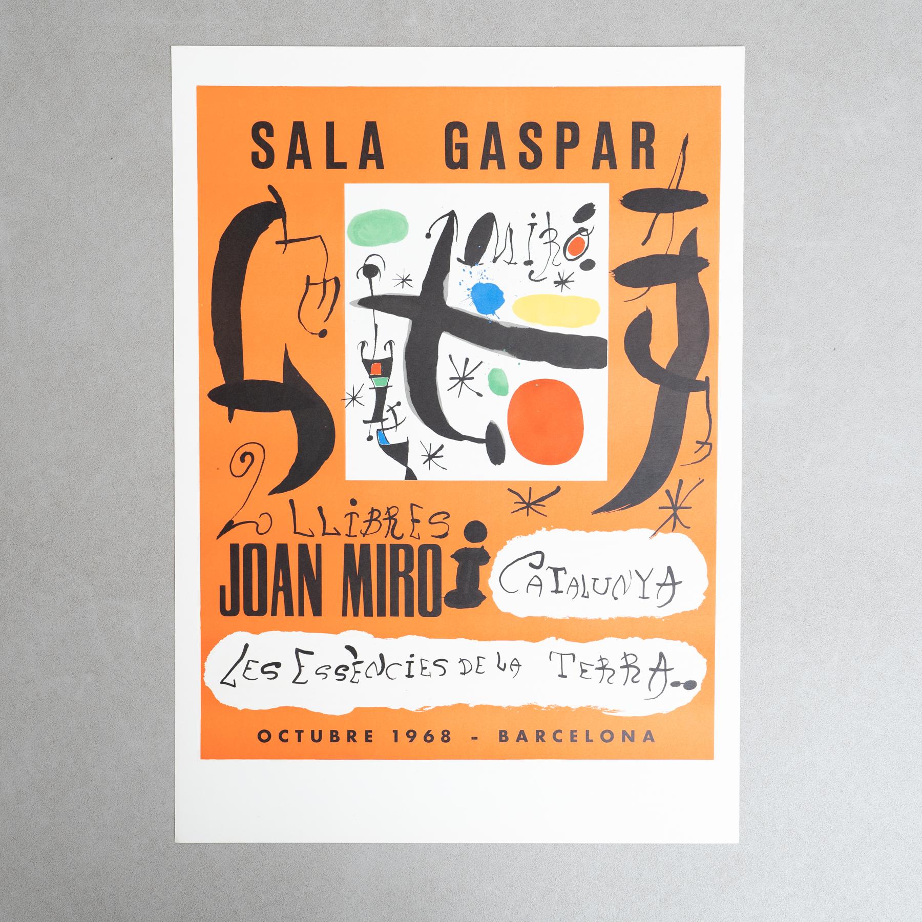 Descubre una pieza única de la historia del arte con este cartel original de 1968 de la exposición Les Essències de la Terra de Joan Miró, expuesta en la emblemática Sala Gaspar de Barcelona. Creado para una de las exposiciones más célebres de Miró,