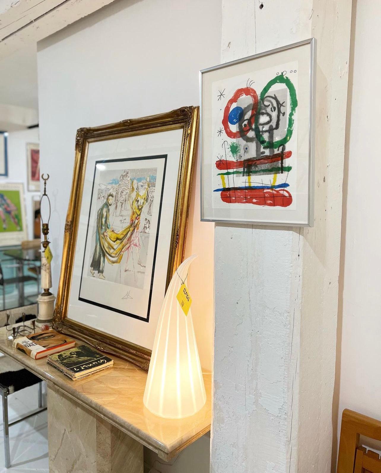 Joan Miró Lithographie, Derrière le Miroir

Une lithographie originale brillante et éclatante de l'un des plus grands artistes du XXe siècle. Encadré et prêt à être accroché. 

Hauteur 18