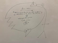 FEMME À LA BLONDE AISSELLE COIFFANT SA CHEVELURE À LA LUEUR DES ÉTOILES
