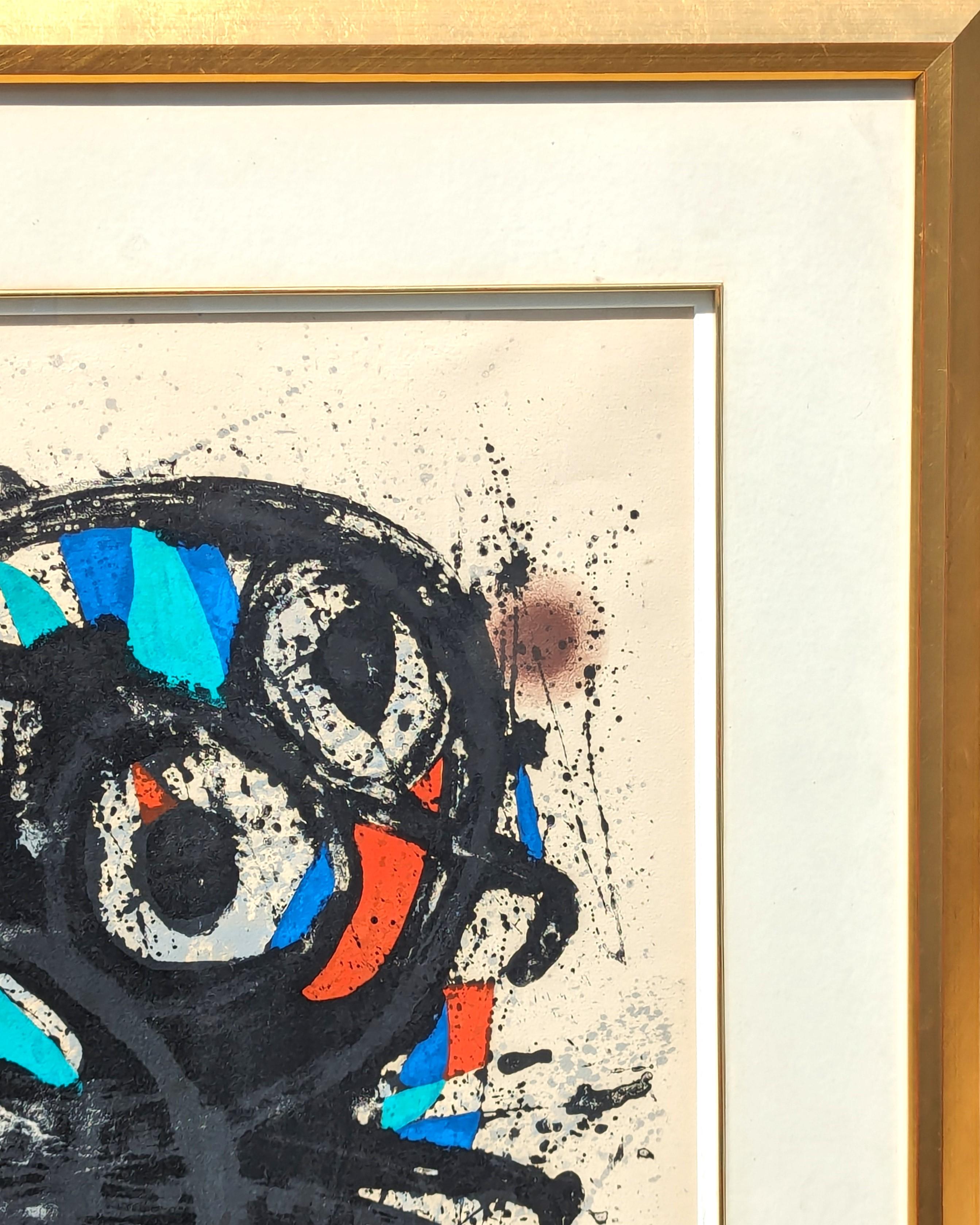 Moderne farbenfrohe abstrakte Lithographie des berühmten surrealistischen Künstlers Joan Miro. Das Werk entstand im Zusammenhang mit einer Ausstellung, die er 1974 im Grand Palais in Paris, Frankreich, hatte. Am vorderen unteren Rand mit Bleistift