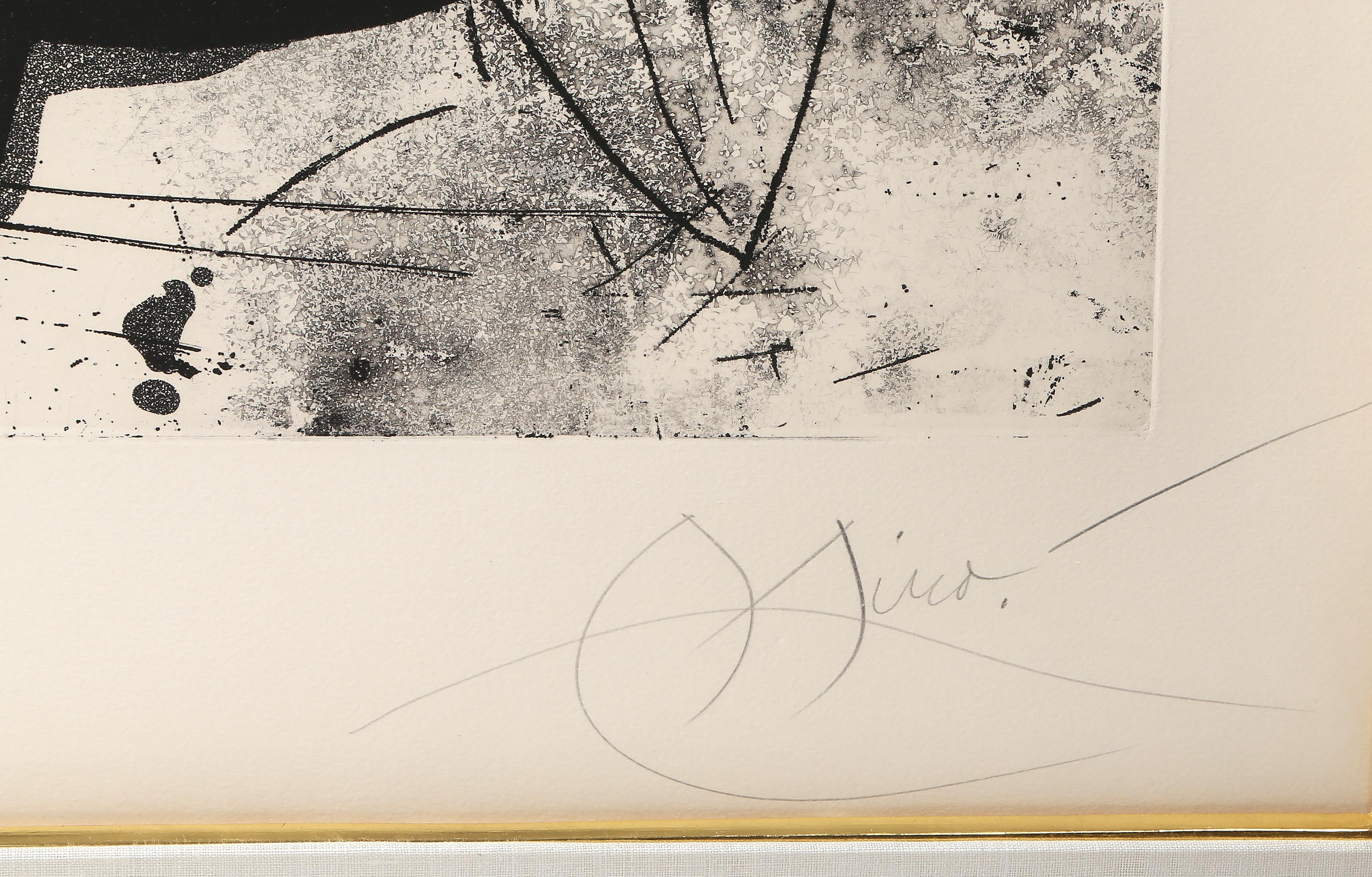 La Taupe Hilare, Große abstrakte moderne, signierte Radierung von Joan Miro (Beige), Abstract Print, von Joan Miró