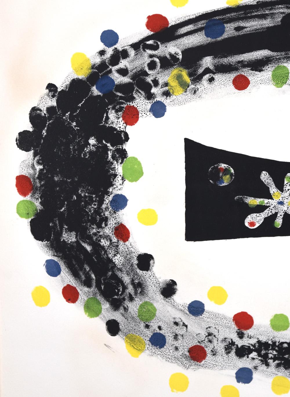 Nebula est une pièce intellectuelle passionnante qui mêle les sensibilités artistiques et scientifiques de Miró. Composés de cercles rouges, bleus, jaunes et verts flottant le long d'un anneau noir, ces éléments gravitent autour d'une figure