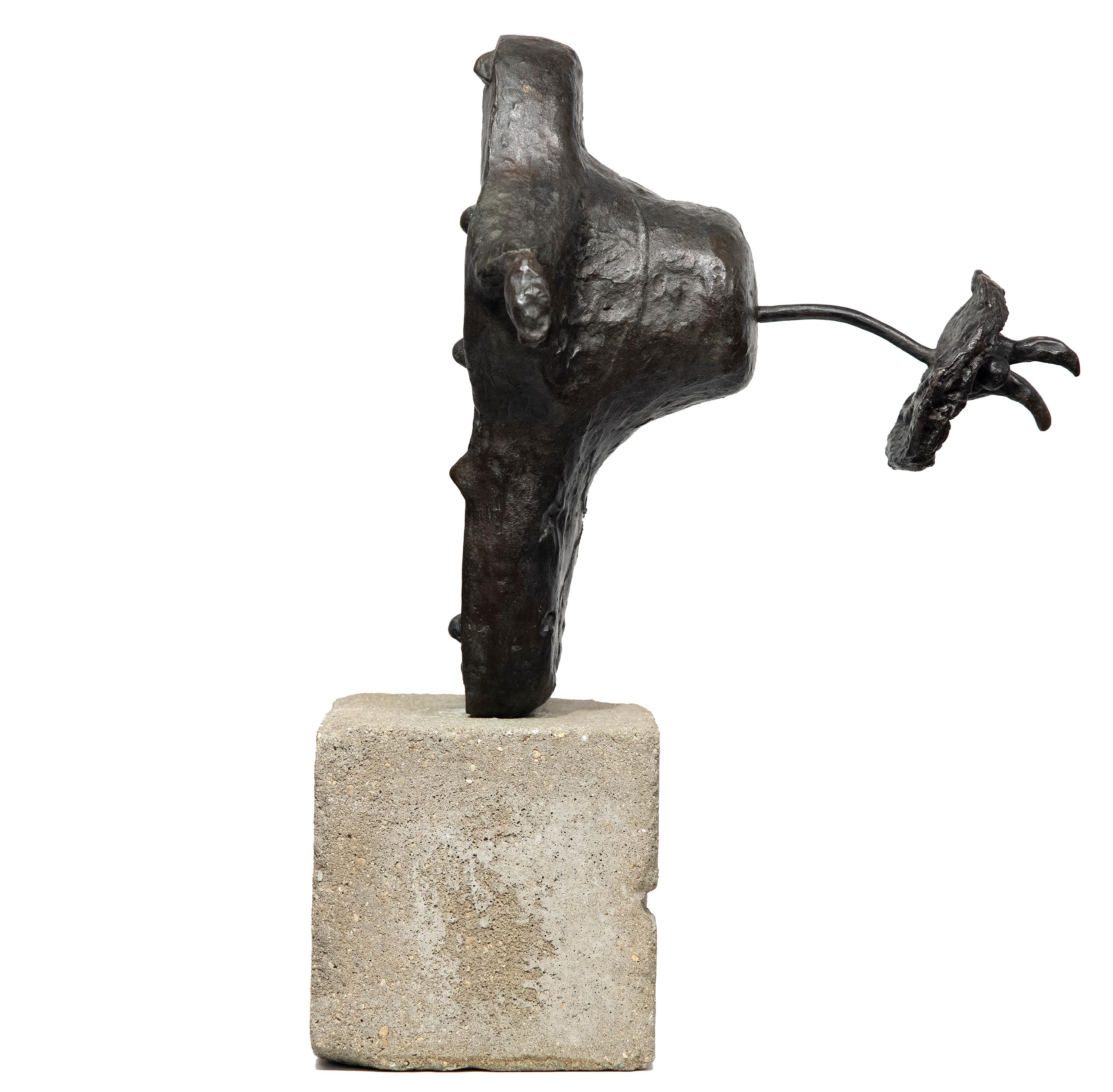 L'Oiseau - Or Figurative Sculpture par Joan Miró