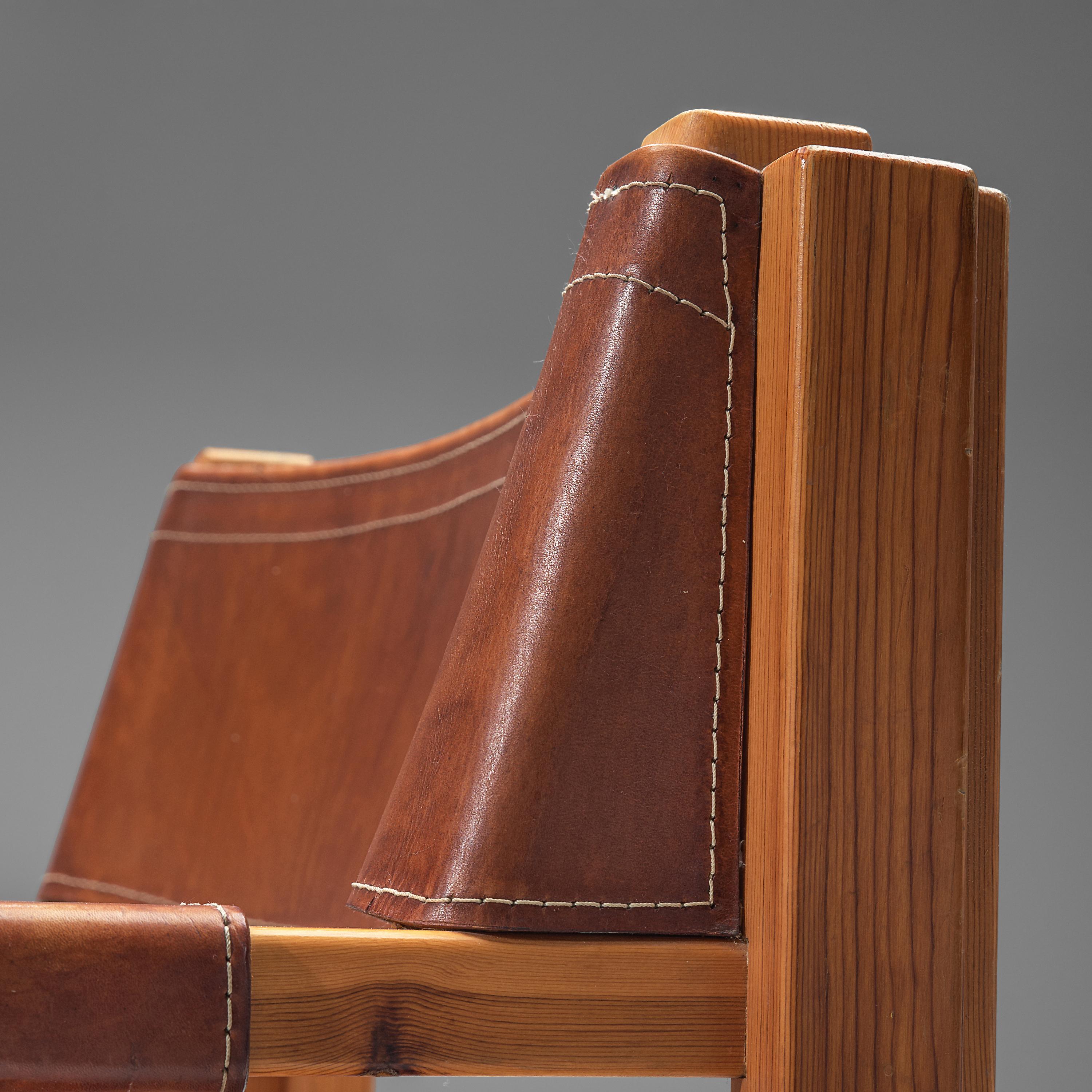 Joan Pou Ein Paar spanische Sessel aus Kiefer und cognacfarbenem Leder (Moderne der Mitte des Jahrhunderts) im Angebot