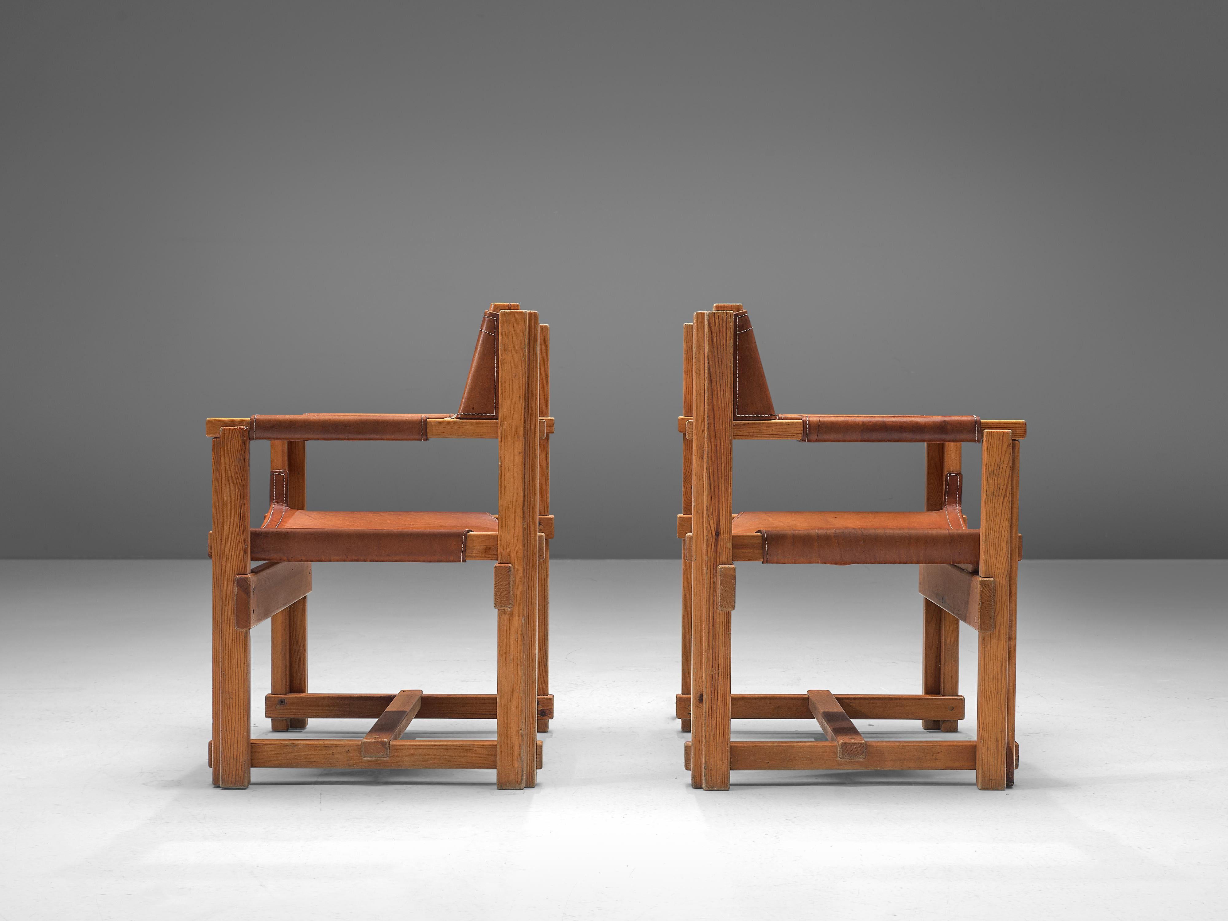 Espagnol Joan Pou paire de fauteuils espagnols en pin et cuir cognac en vente