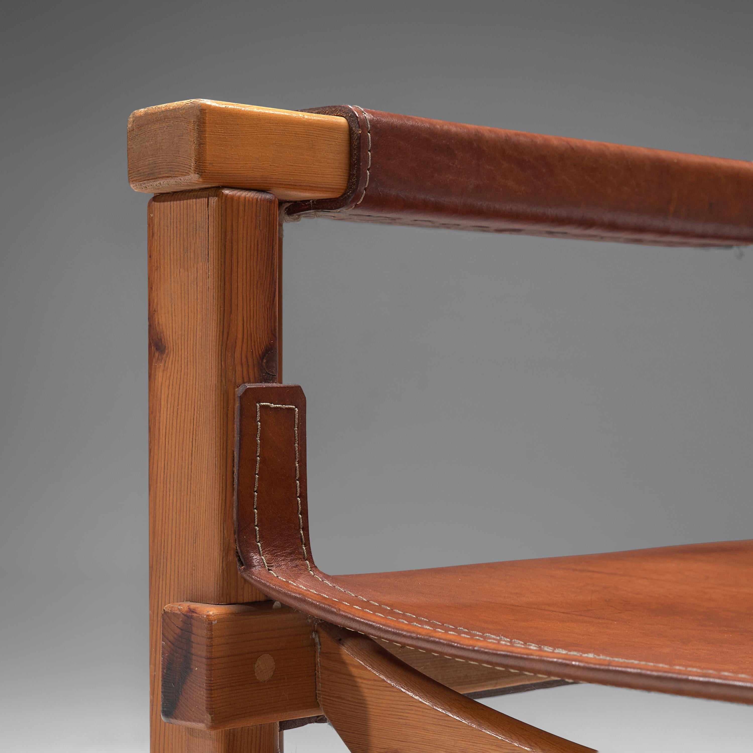 Fin du 20e siècle Joan Pou paire de fauteuils espagnols en pin et cuir cognac en vente