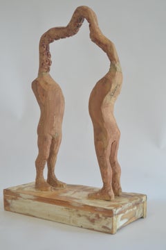 Scultura a due figure in legno di pino intagliato che esplora la dualità: il sé riflesso e l’essere umano