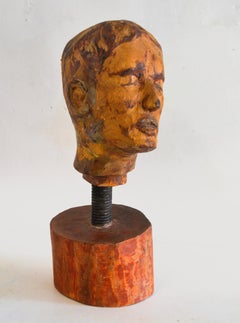 Expressionistisch geschnitzter Holzkopf Skulptur auf Stahlfeder Konzeptuelles Portrait