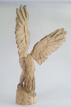 Eule mit ausgebreiteten Flügeln – handgeschnitzte, einzigartige Holzskulptur eines Tieres aus wiederverwertetem Zypressenholz