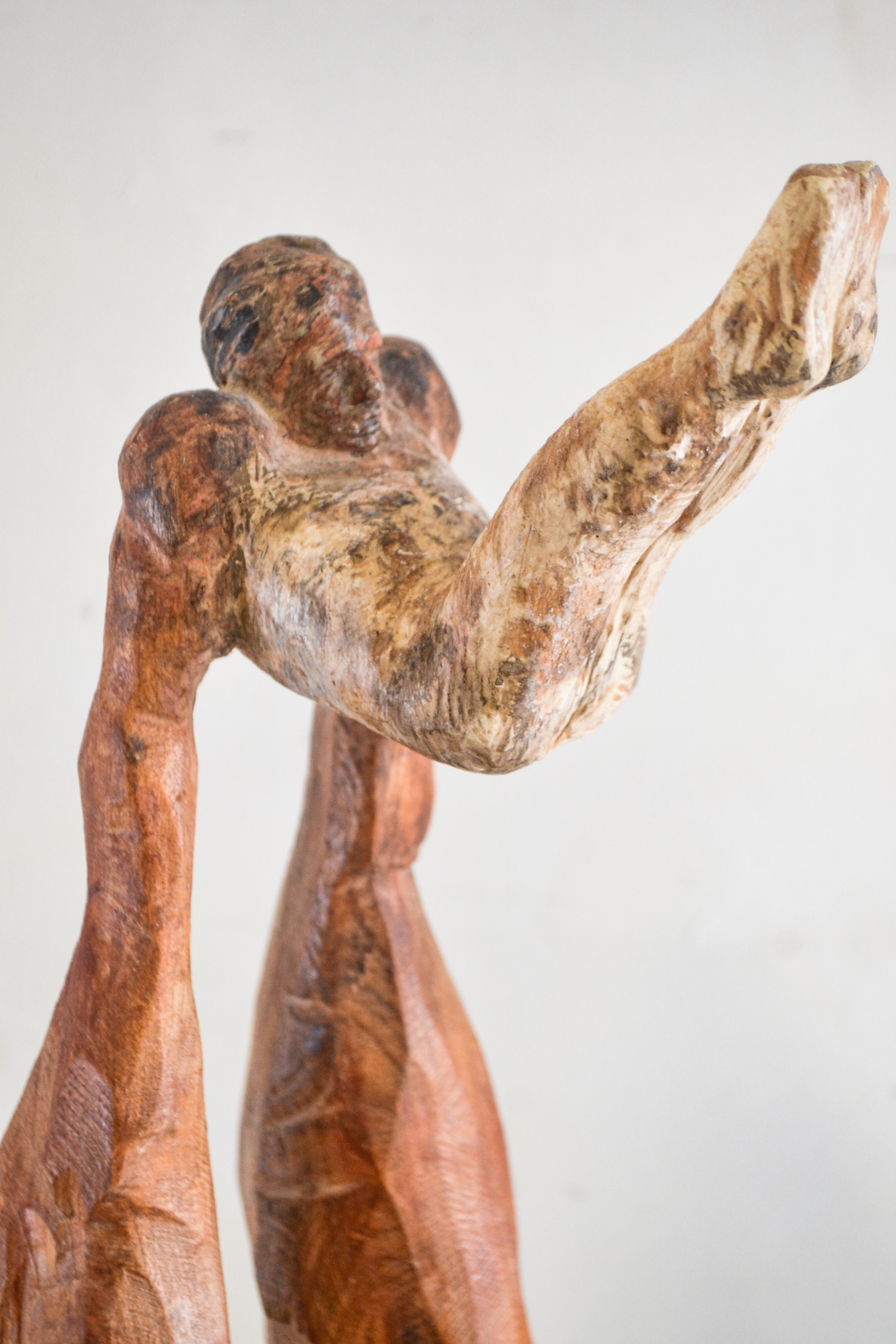 Scultura alta in legno di cipresso scolpito Figura umana espressionista in equilibrio