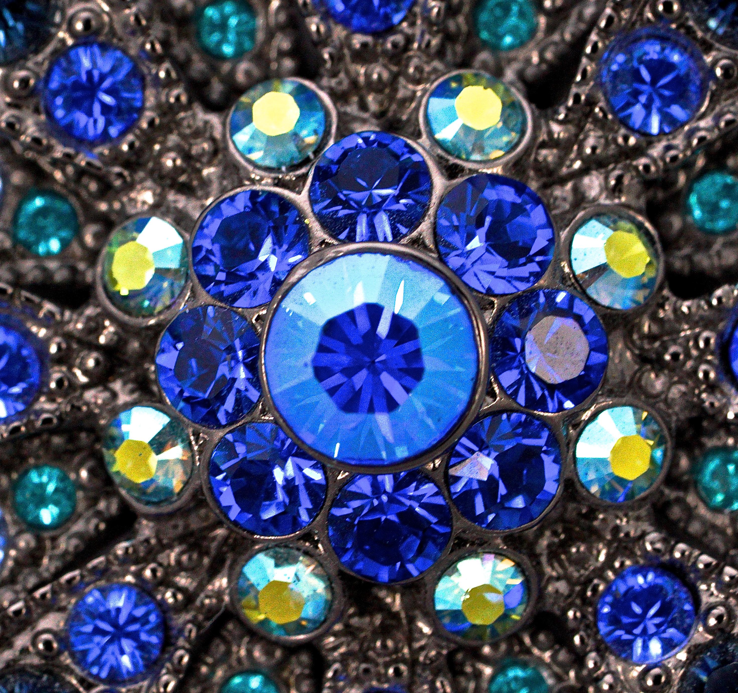 Joan Rivers large flower brooch embellished with blue and green plain and aurora borealis Swarovski crystals. Measuring diameter 5.8cm / 2.28 inches.

This is a beautiful and sparkling vintage statement brooch by Joan Rivers.