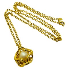 Vintage  JOAN RIVERS gold pearl pendant designer runway necklace