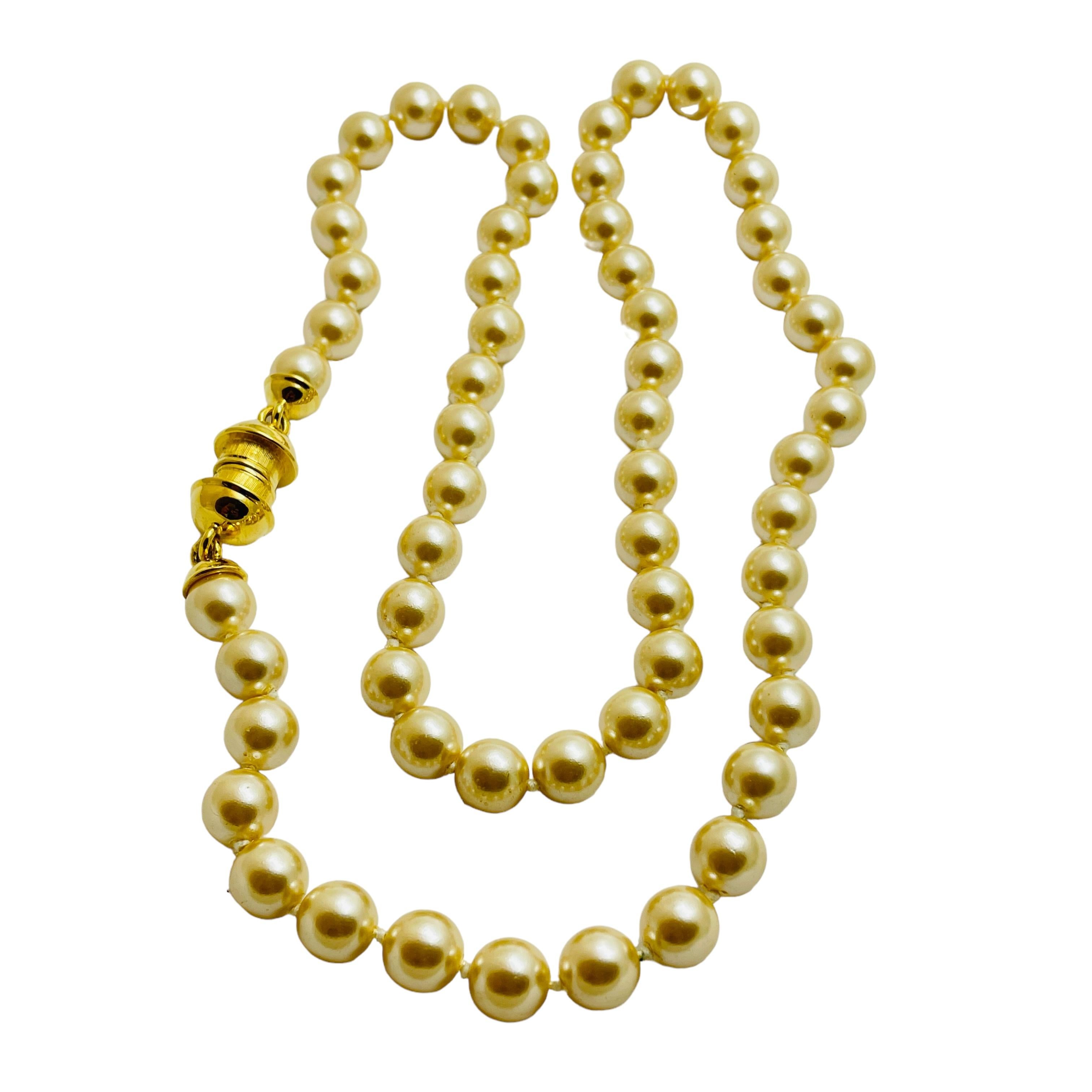 DETAILS

• signed JOAN RIVERS  

• gold tone with glass pearls

• vintage designer necklace with magnetic clasp 

MEASUREMENTS  

•

CONDITION

•  very good vintage condition with minimal signs of wear 


 Sku 40

❤️❤️  VINTAGE DESIGNER JEWELRY