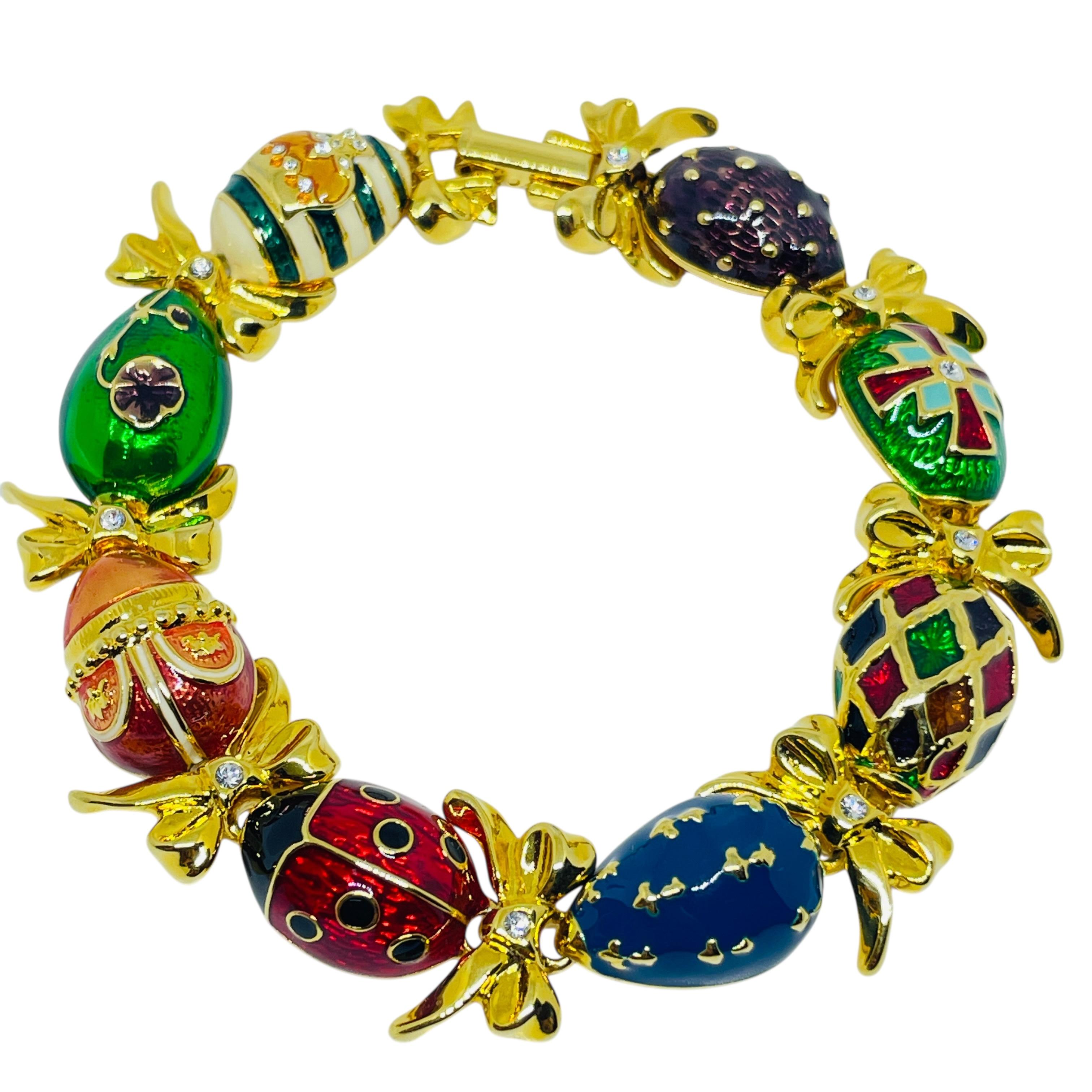Bracciale firmato JOAN RIVERS con uovo Faberge in smalto colorato e tono d
oro in vendita