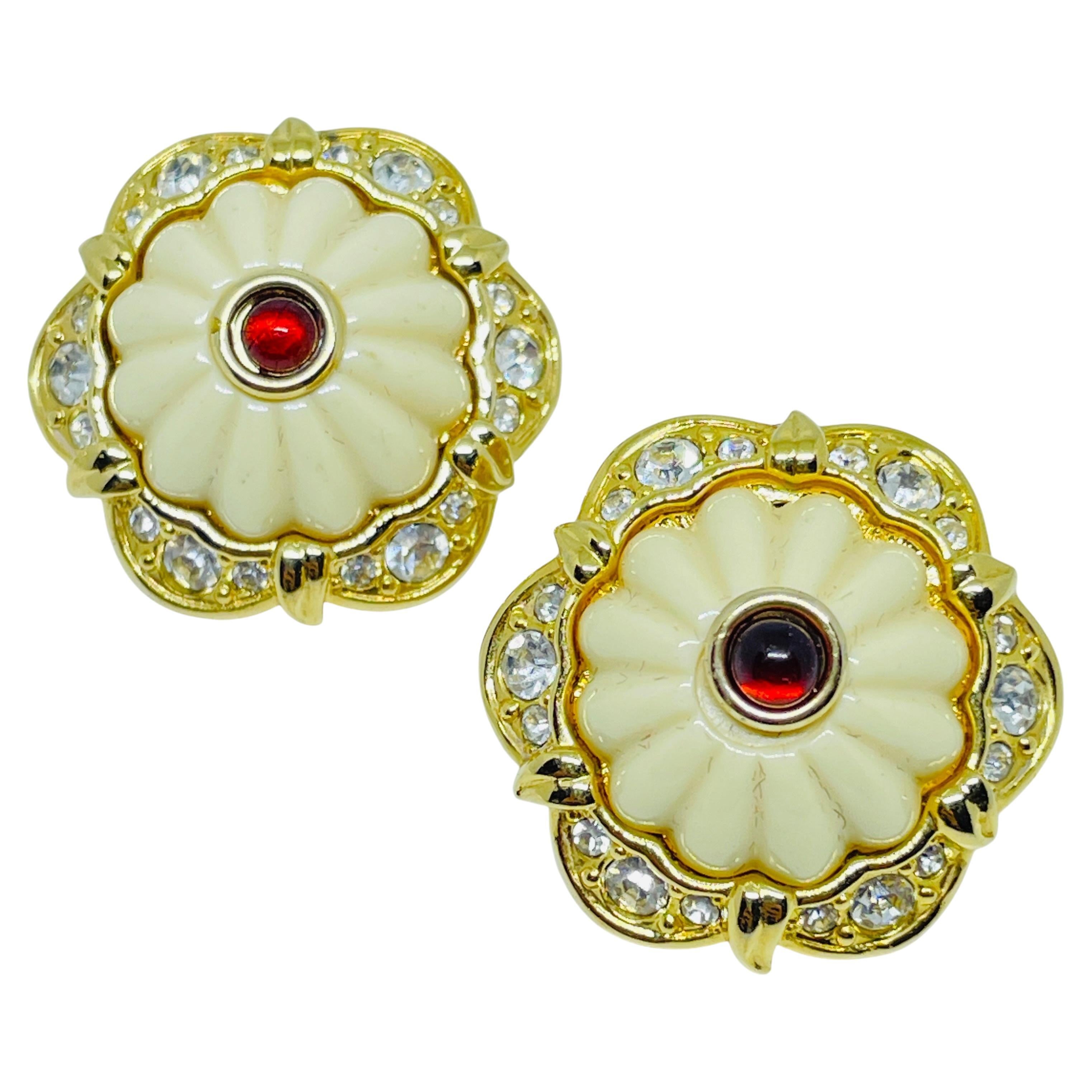 DÉTAILS

• signé

• ton or avec fausses pierres précieuses

• Boucles d'oreilles design/One vintage

MESURES

•

CONDITION

• très bon état vintage avec peu de signes d'usure

Sku 50

❤️❤️ BIJOUX DE CRÉATEUR VINTAGE ❤️❤️

❤️❤️ ALEXANDER'S BOUTIQUE