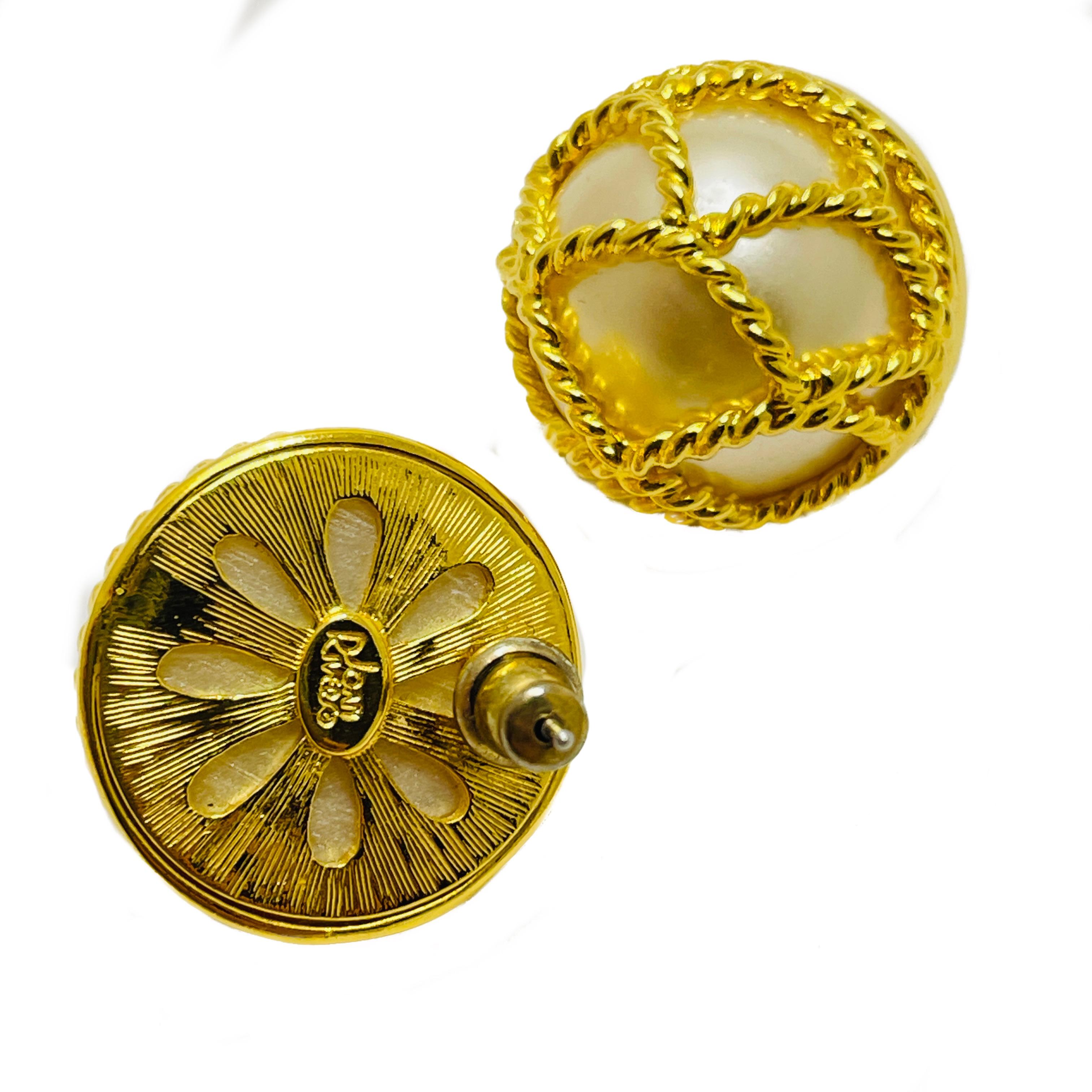DETAILS

- • unterzeichnet JOAN RIVERS

- • goldfarben mit Kunstperlen

- • Vintage-Designer-Ohrringe  

MASSNAHMEN  

- • 3/4