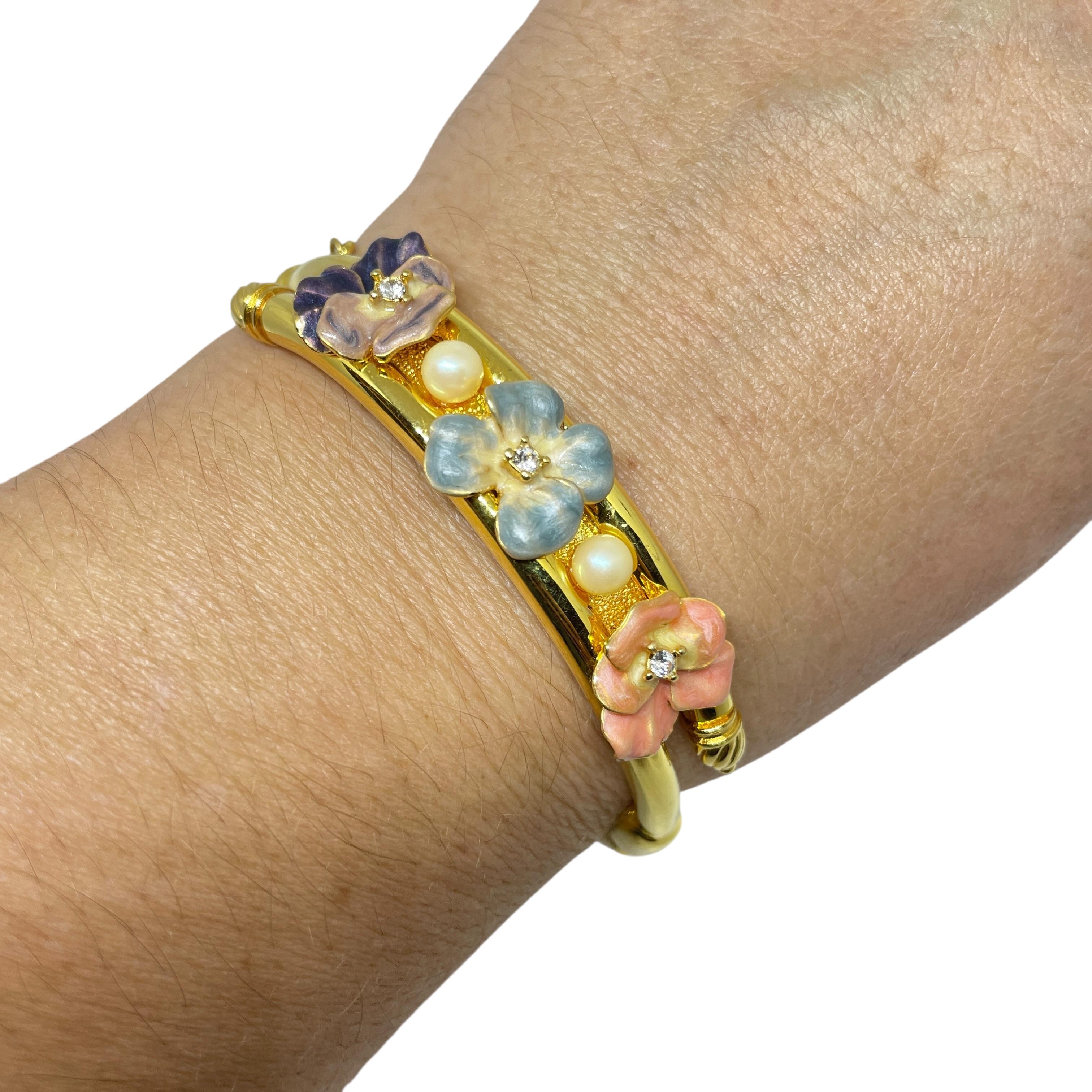 DETAILS

- • unterzeichnet JOAN RIVERS

- • goldfarben mit Emaille und unechten Steinen

- • vintage designer armband
 
MASSNAHMEN  

- • CONDIT

- •  sehr guter Vintage-Zustand mit minimalen Gebrauchsspuren 

 Sku 55

❤️❤️  