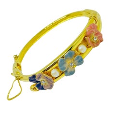 Bracciale firmato JOAN RIVERS con smalto a fiori, perle e strass in tonalità oro