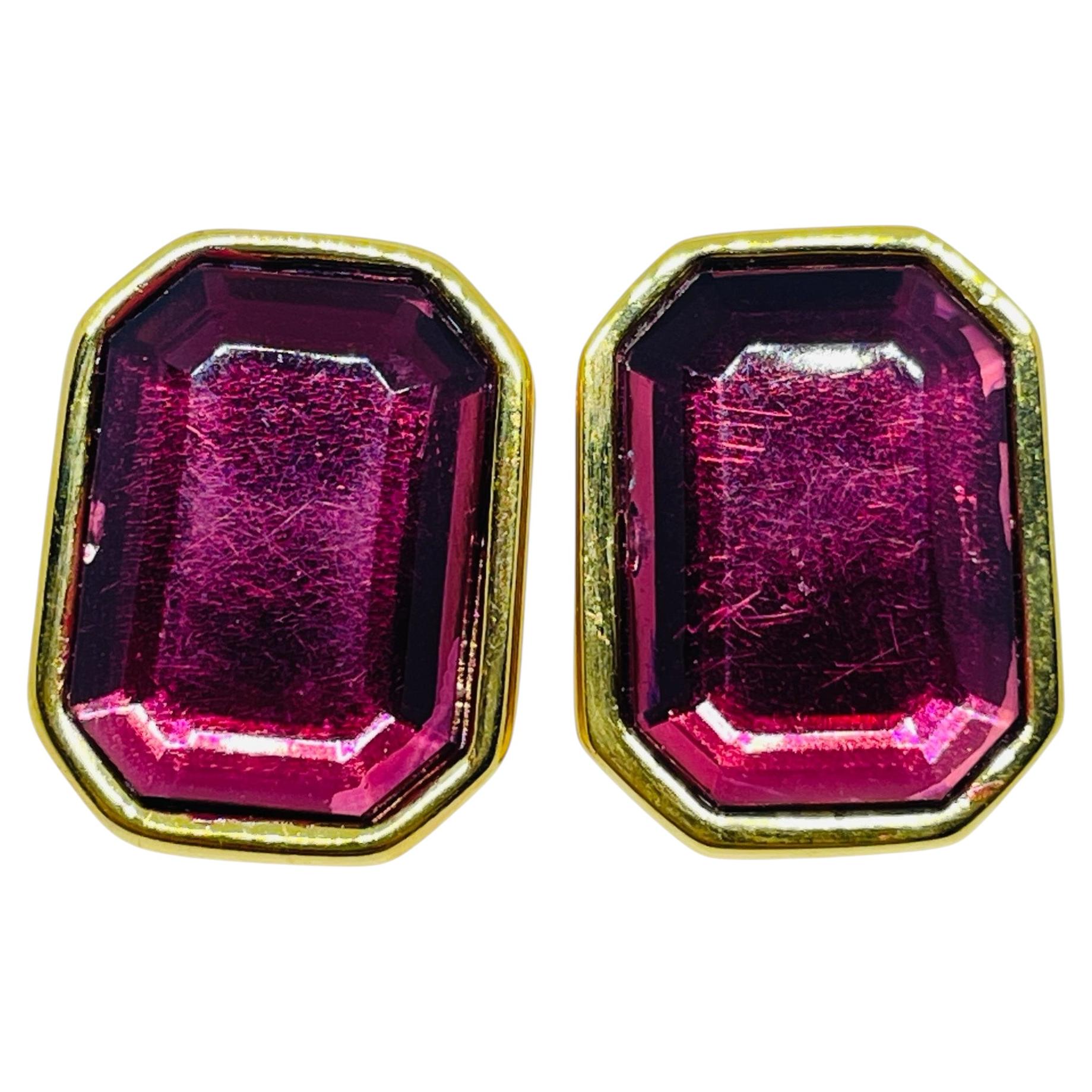 Boucles d'oreilles vintage signées JOAN RIVERS, en verre améthyste teinté or, de créateur, ajourées