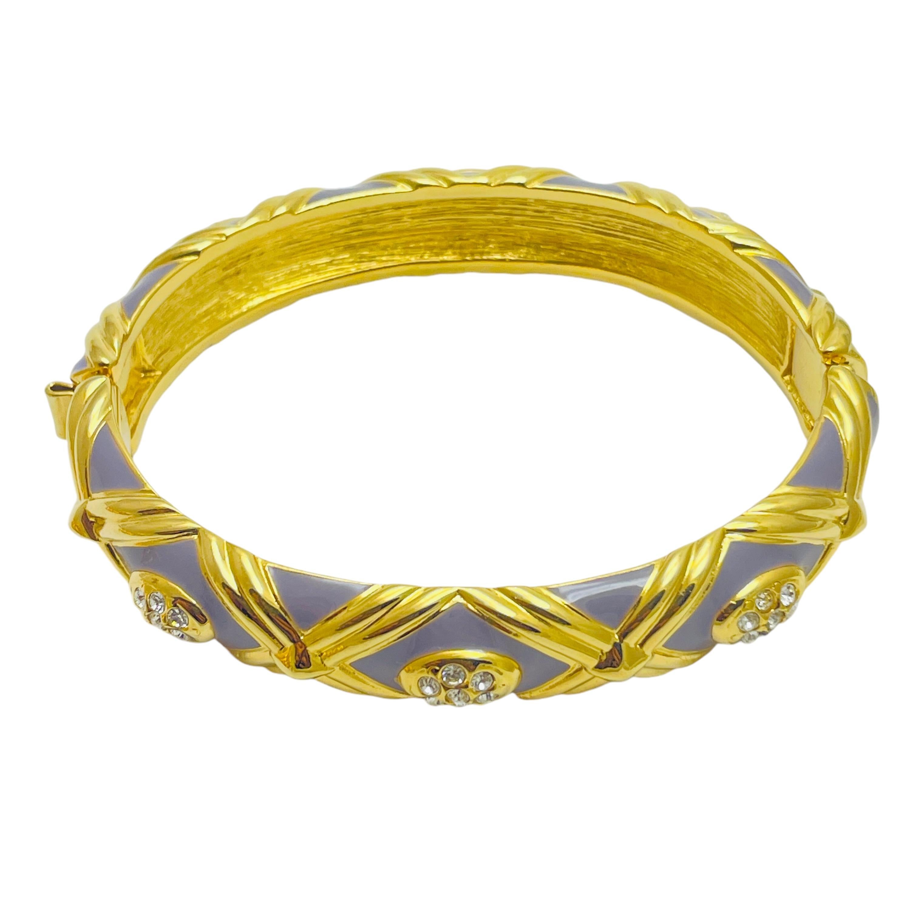 DETAILS

• signed JOAN RIVERS   

• gold tone with enamel and rhinestones

• vintage designer bracelet

MEASUREMENTS  

• 

CONDITION

•  very good vintage condition with minimal signs of wear 

 Sku 47

❤️❤️  VINTAGE DESIGNER JEWELRY ❤️❤️

❤️❤️ 