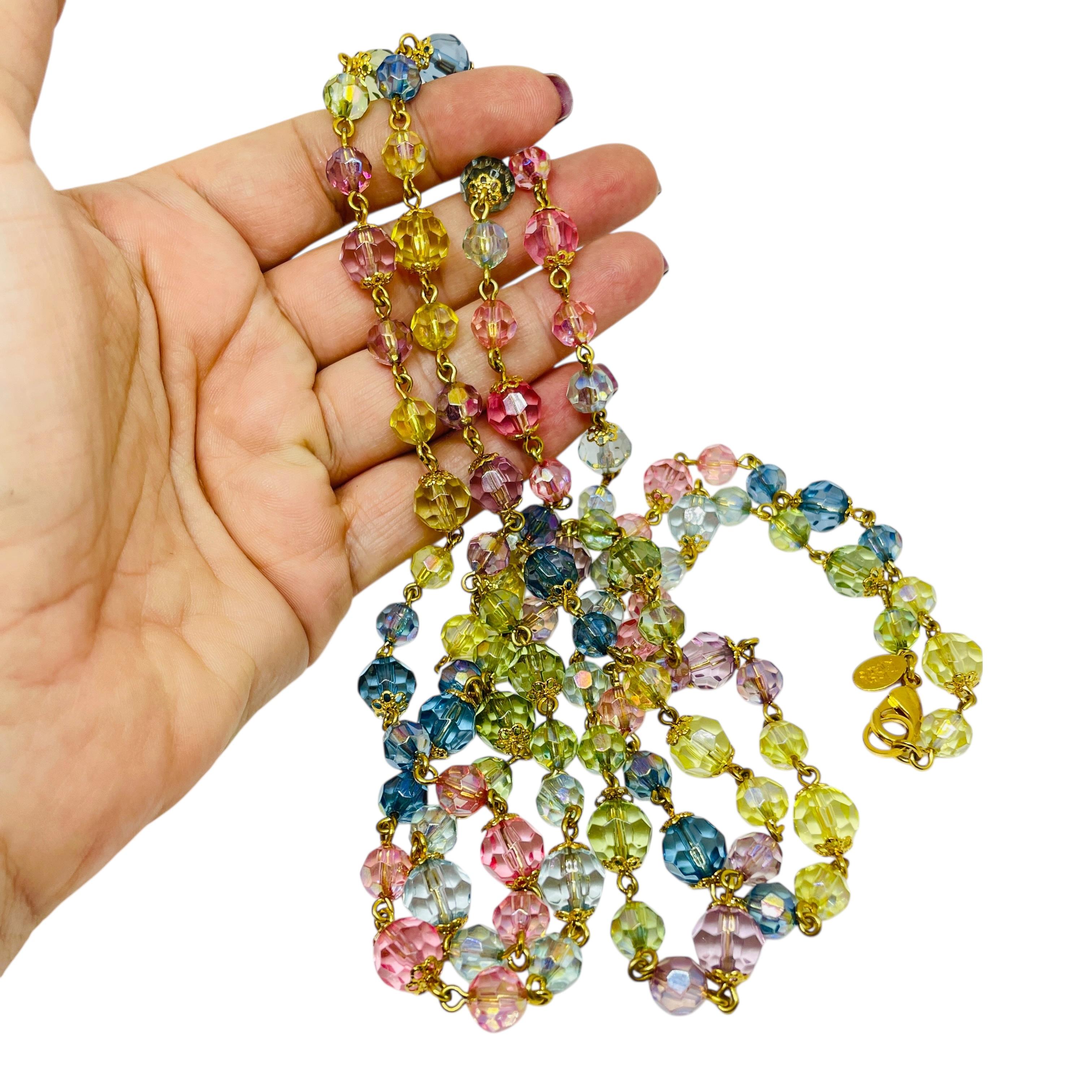 DETAILS

- • unterzeichnet JOAN RIVERS

- • goldfarben mit Glasperlen

- • Vintage-Designer-Halskette
 
MASSNAHMEN  

- • CONDIT

- •  sehr guter Vintage-Zustand mit minimalen Gebrauchsspuren 

 Sku 56

❤️❤️   VINTAGE-DESIGNER-SCHMUCK   ❤️❤️

❤️❤️ 