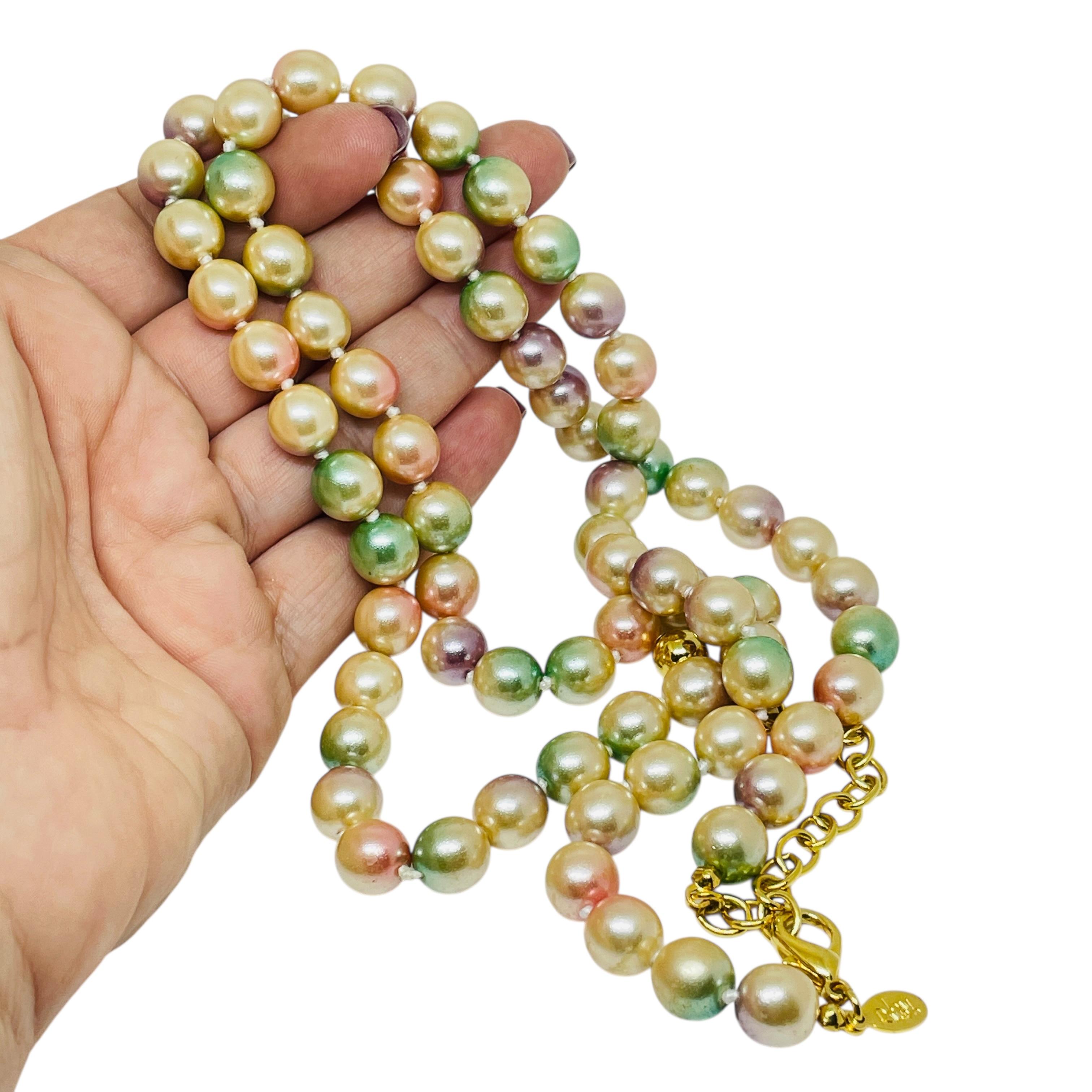 DETAILS

- • unterzeichnet JOAN RIVERS

- • goldfarben mit Glasperlen

- • Vintage-Designer-Halskette
 
MASSNAHMEN  

- • CONDIT

- •  sehr guter Vintage-Zustand mit minimalen Gebrauchsspuren 

 Sku 56

❤️❤️   VINTAGE-DESIGNER-SCHMUCK   ❤️❤️

❤️❤️ 