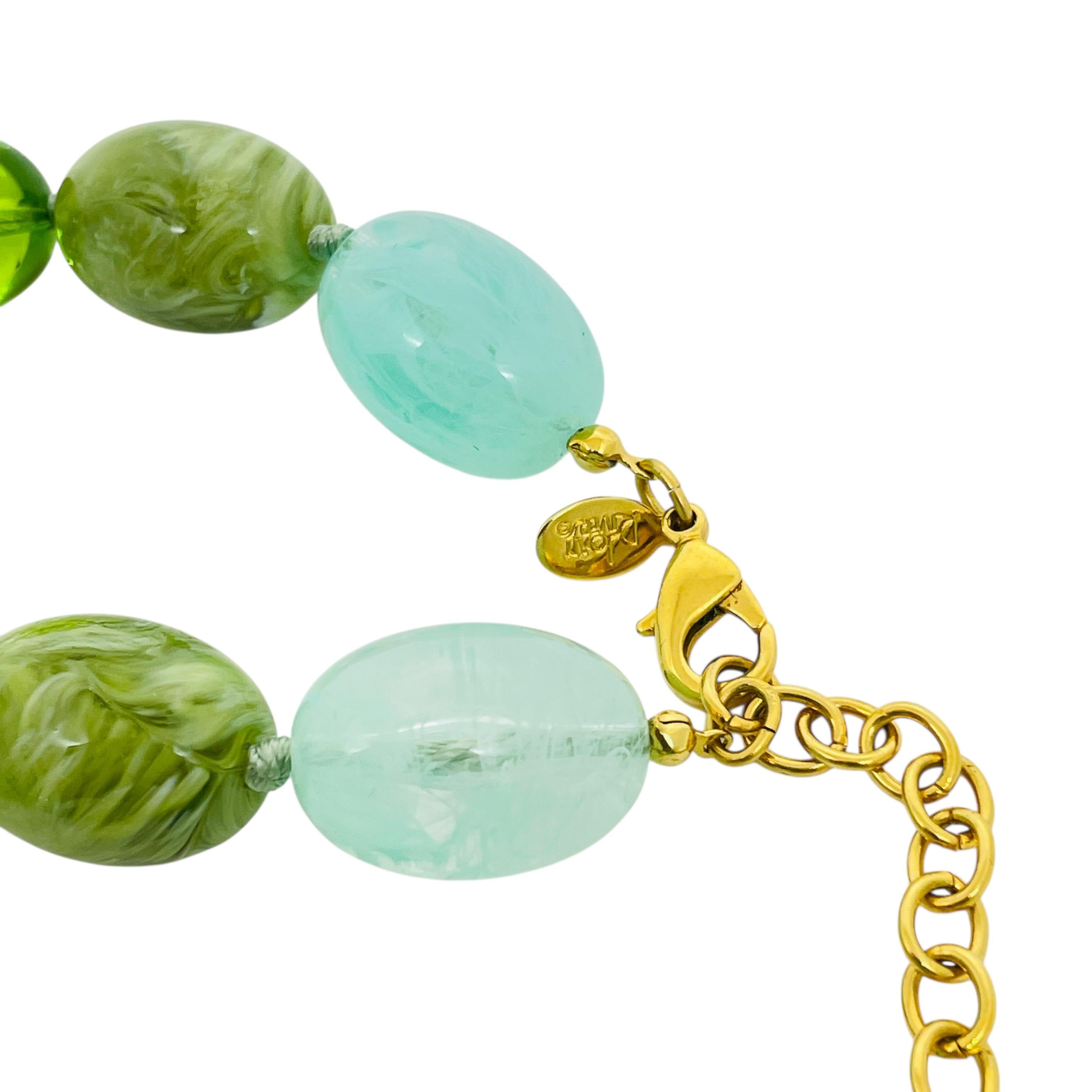 DETAILS

- • unterzeichnet JOAN RIVERS

- • goldfarben mit Harzperlen

- • Vintage-Designer-Halskette
 
MASSNAHMEN  

- • CONDIT

- •  sehr guter Vintage-Zustand mit minimalen Gebrauchsspuren 

 Sku 56

❤️❤️   VINTAGE-DESIGNER-SCHMUCK   ❤️❤️

❤️❤️ 